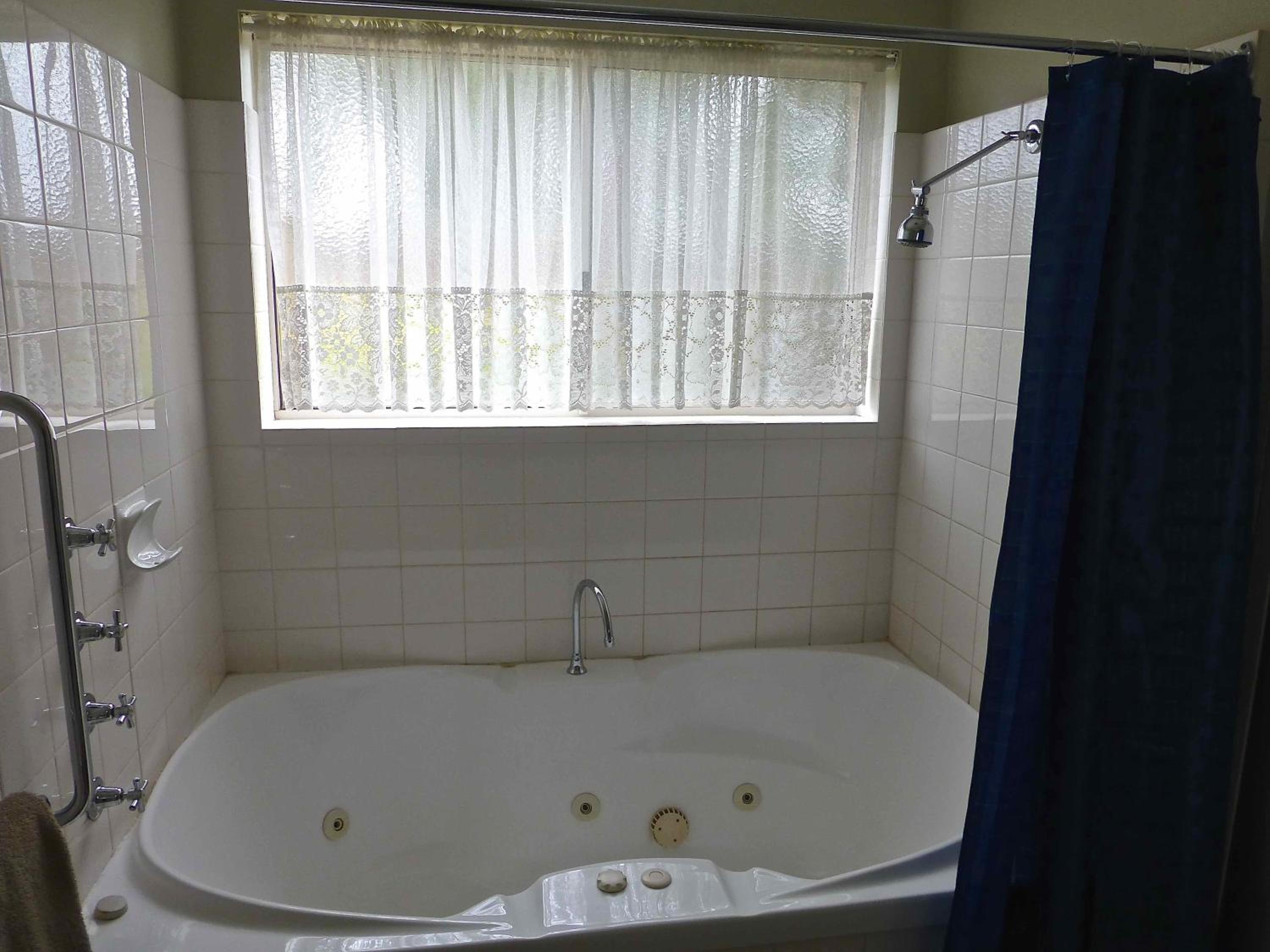 Twin Room with Spa Bath and Courtyard photo 3