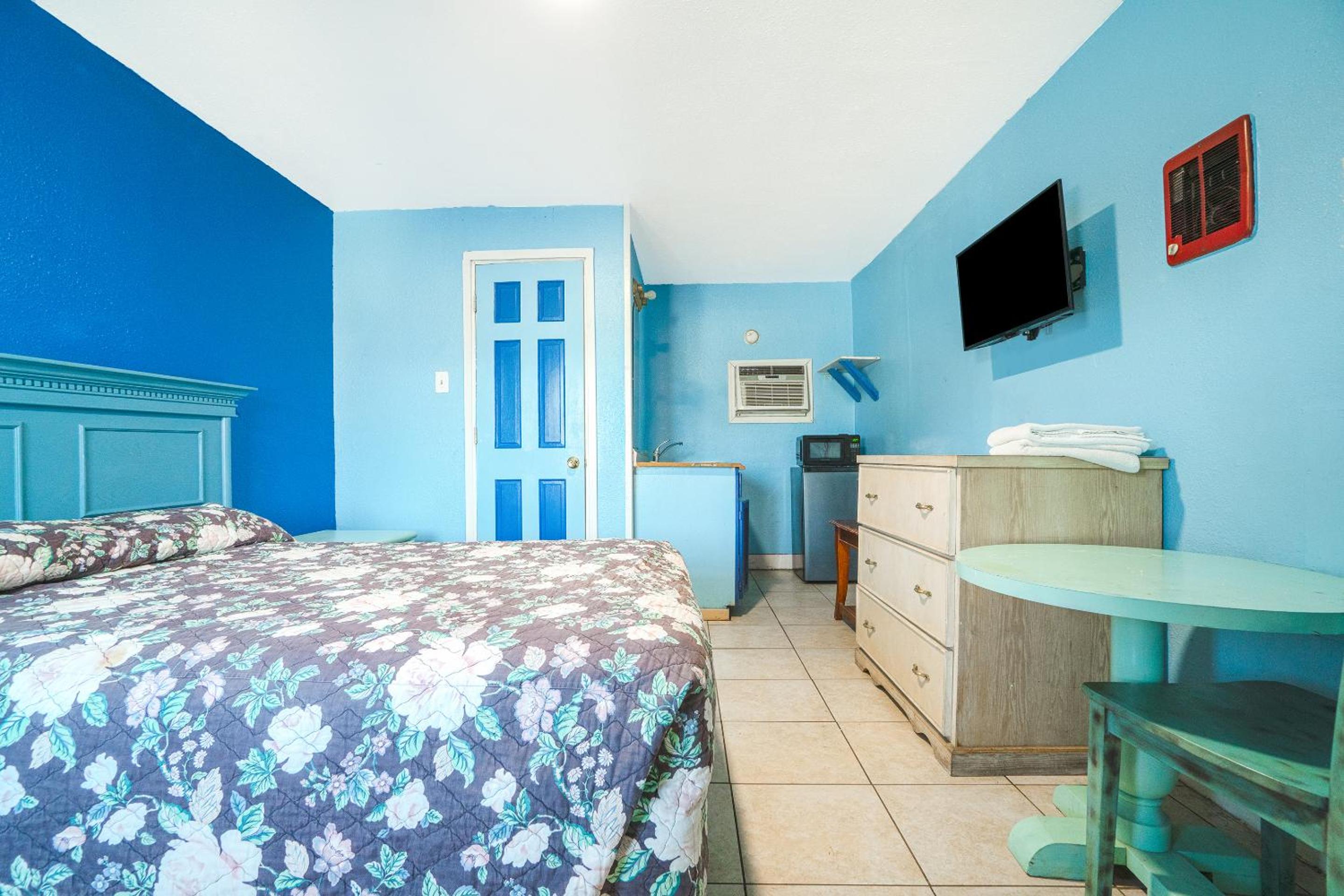 Queen Bed - Photo 7