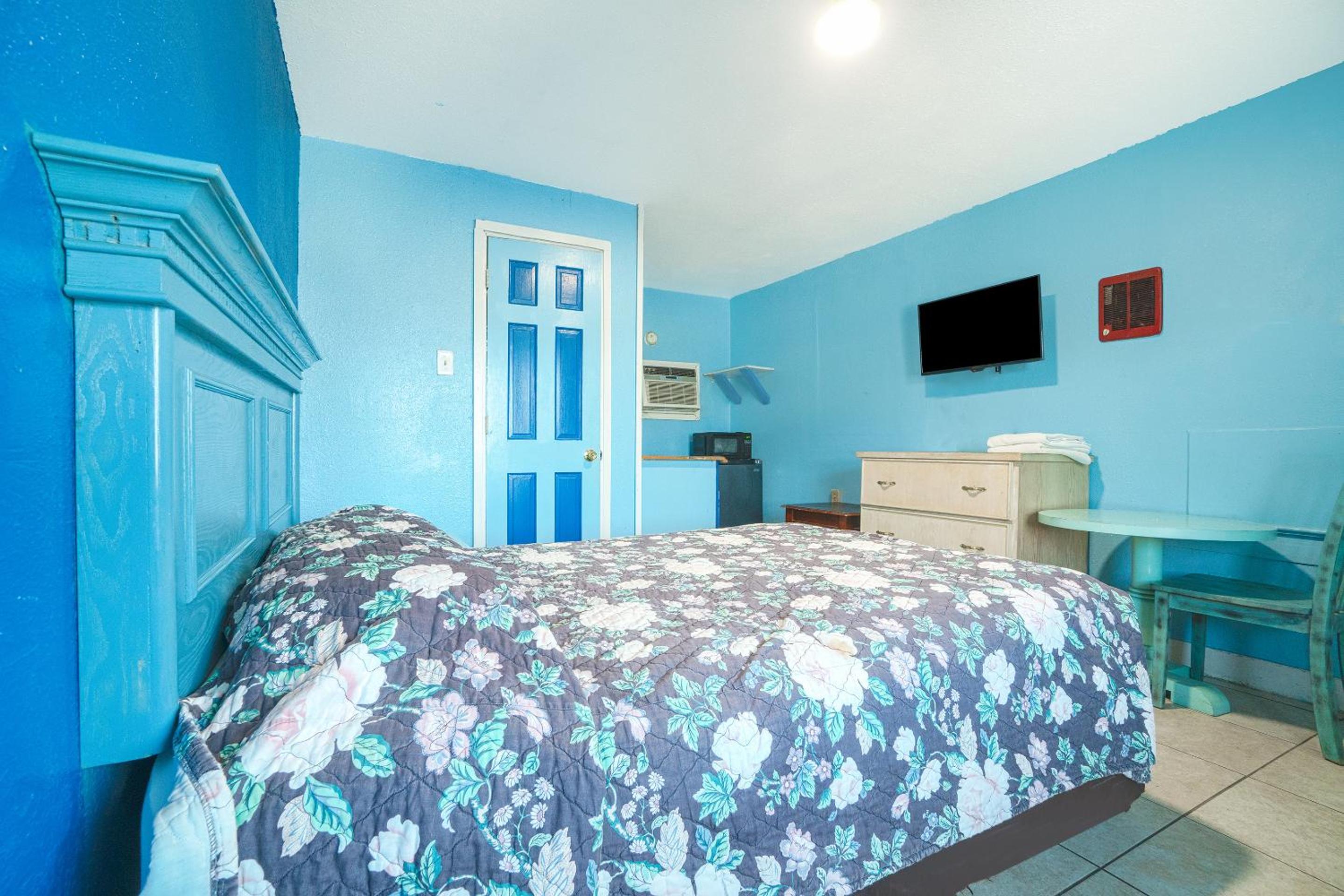Queen Bed - Photo 2
