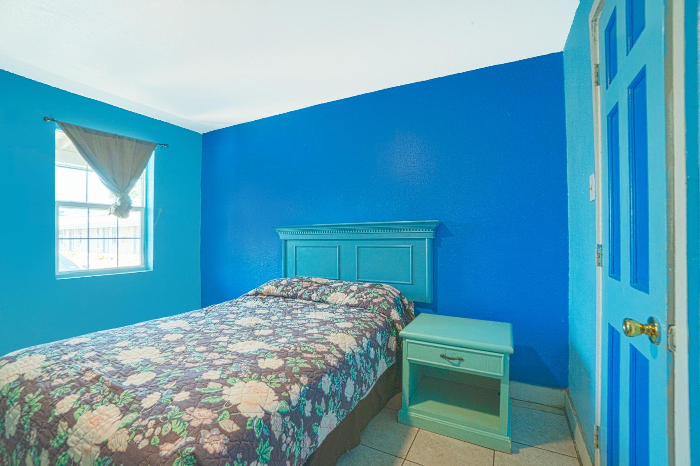 Queen Bed - Photo 1