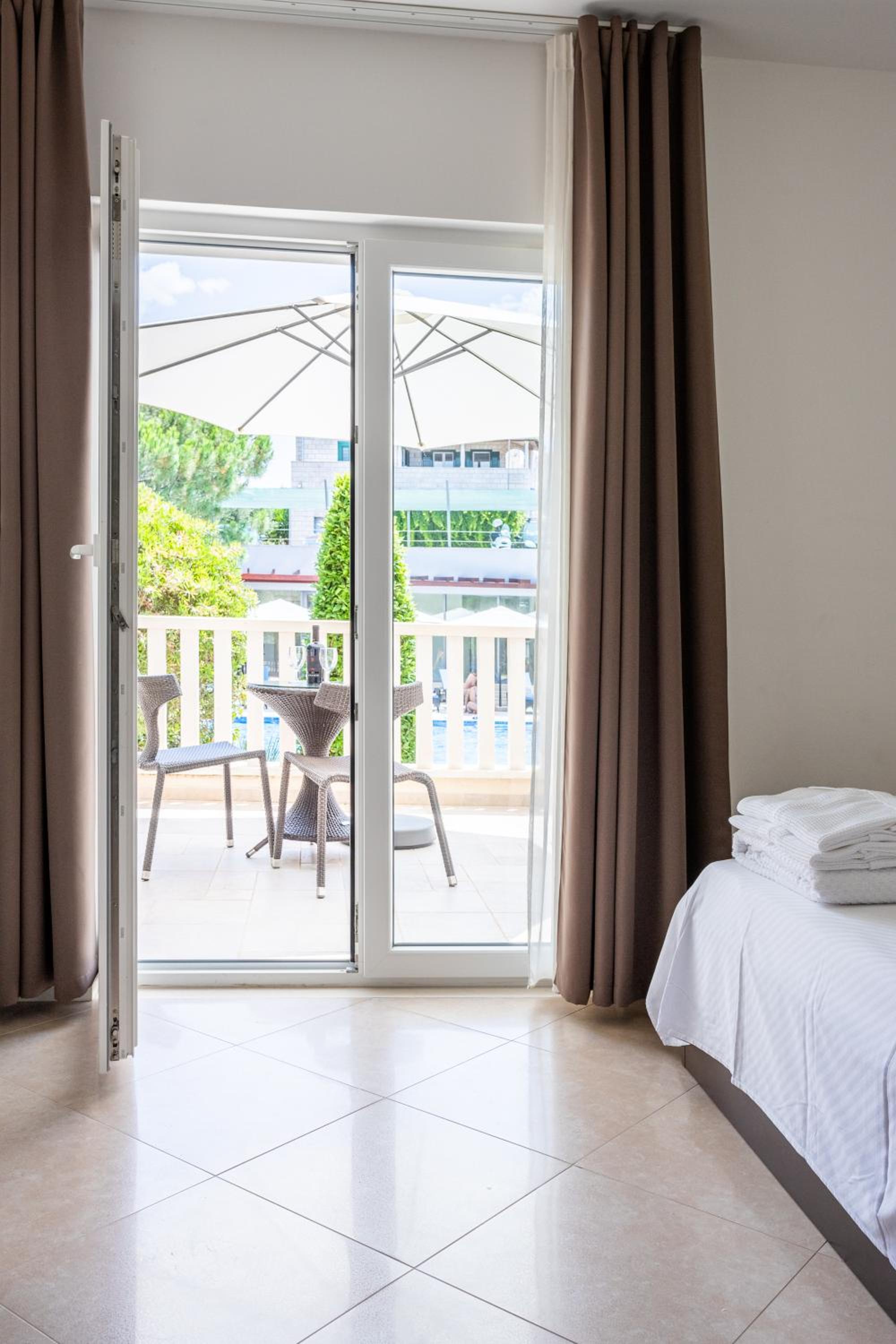 Studio Apartment with Pool View (2 Adults) photo 3