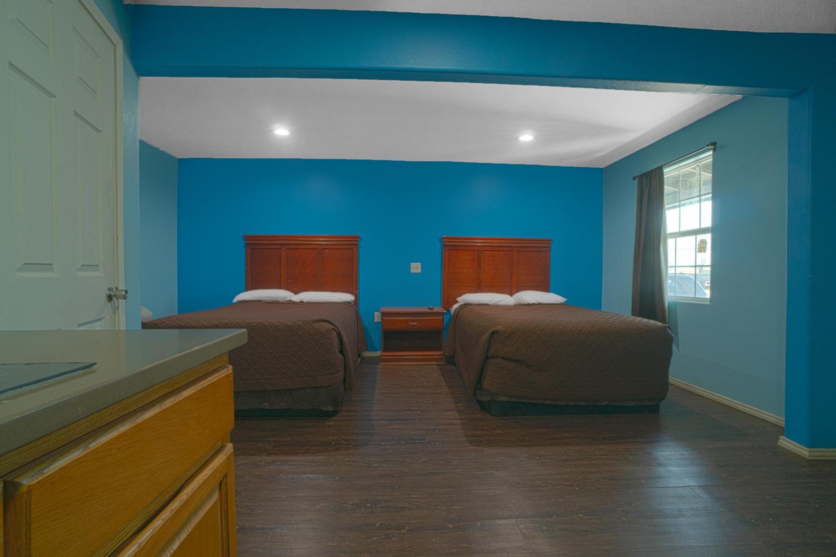 2 Full Beds with Kitchenette photo 2