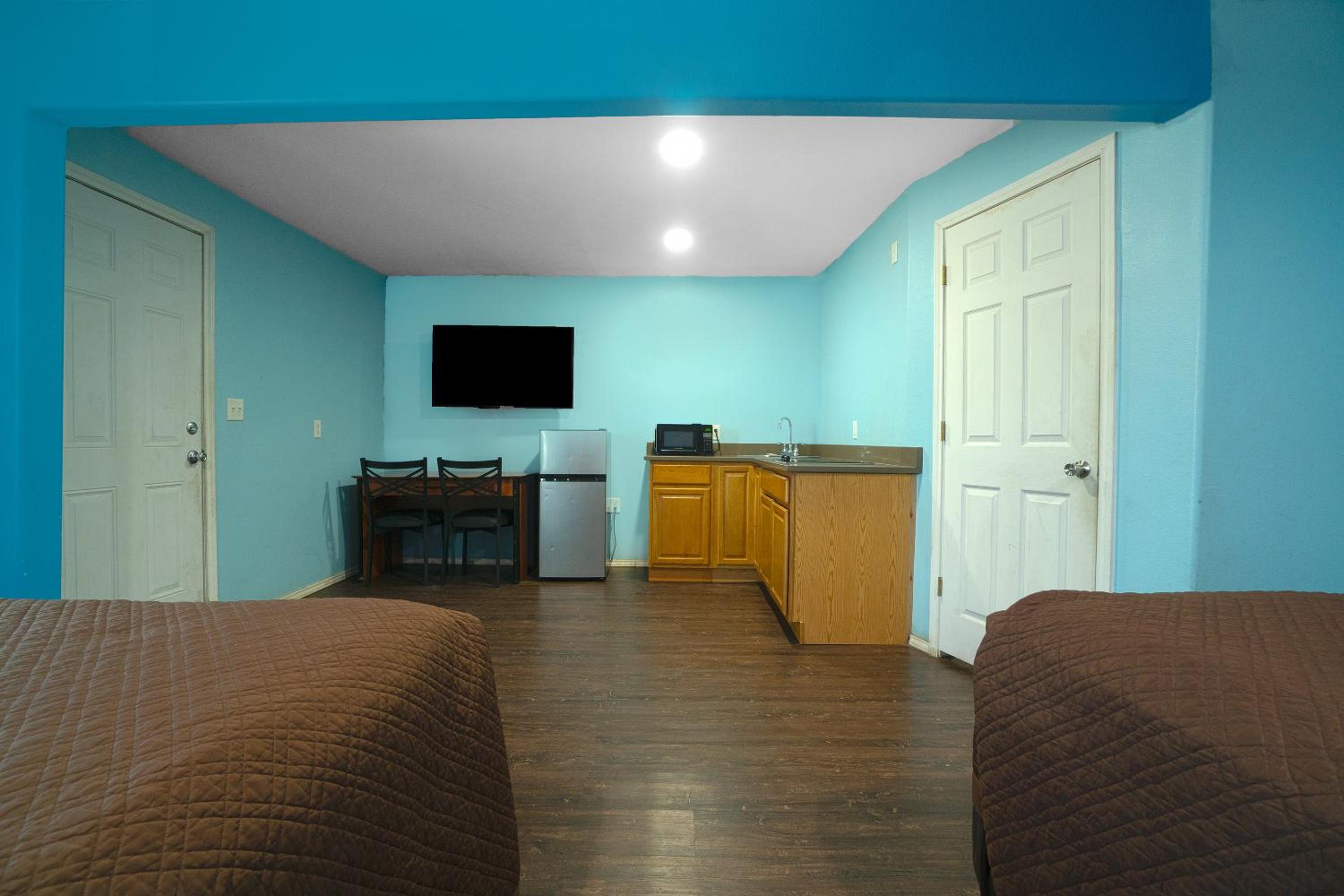 2 Queen Beds with Kitchenette photo 2