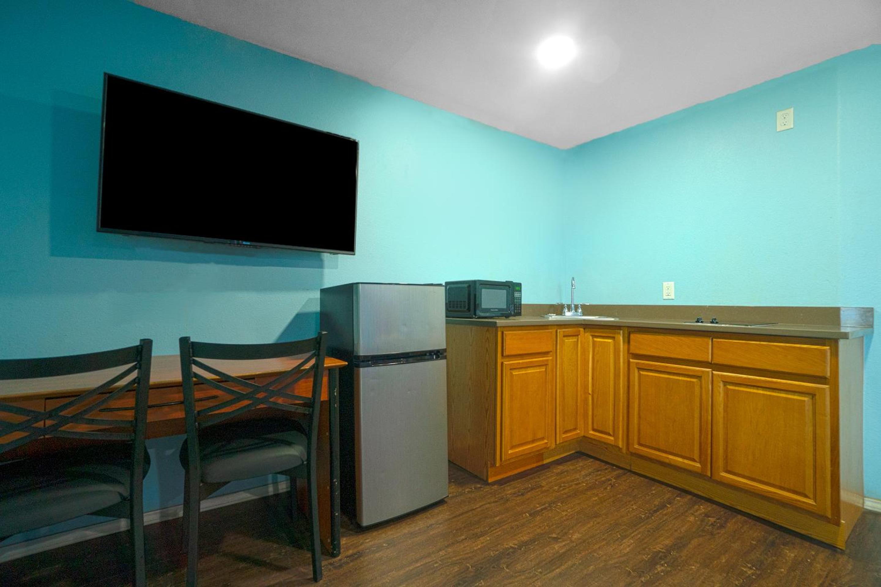 2 Full Beds with Kitchenette photo 3