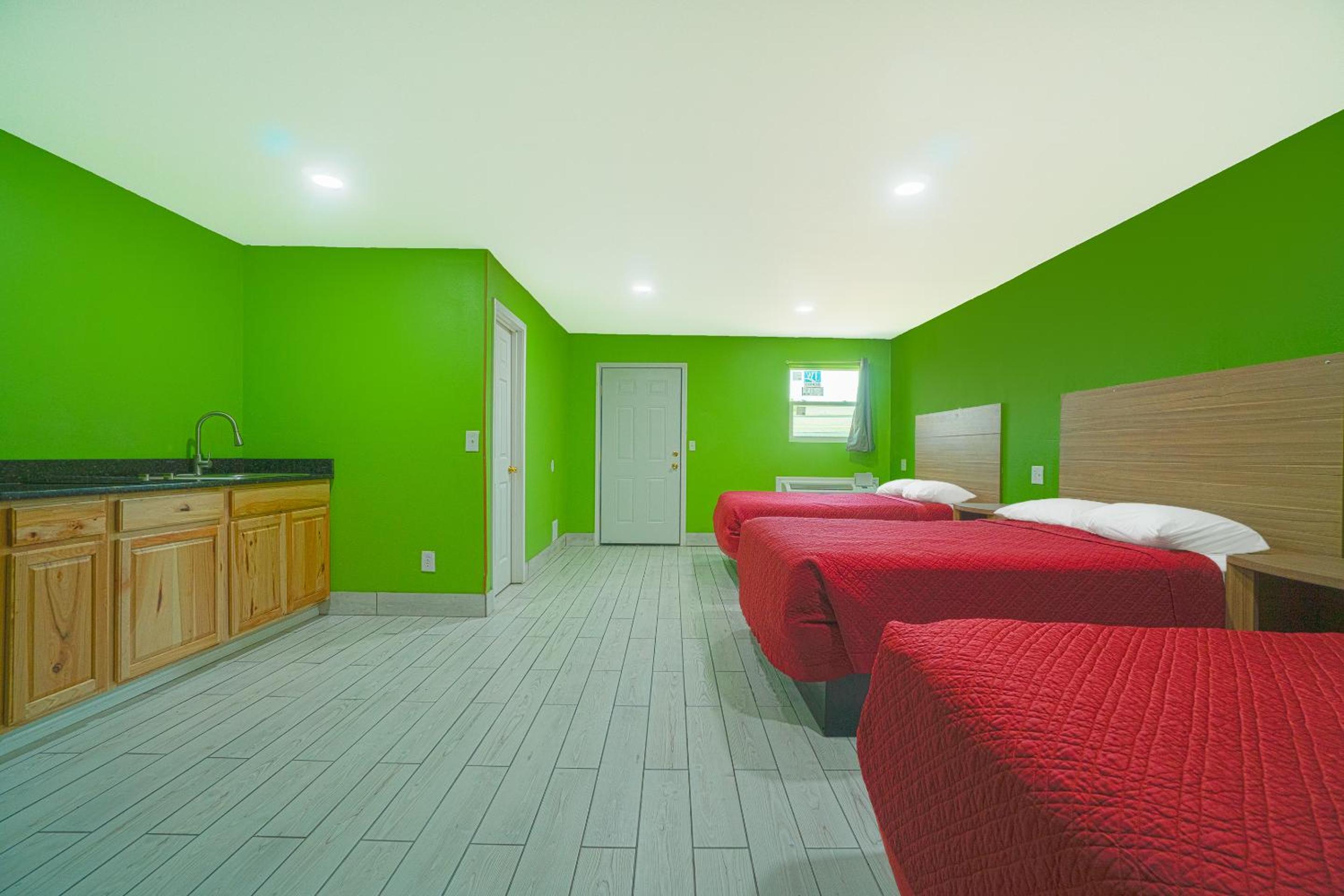 3 Queen Beds with Kitchenette - Photo 4