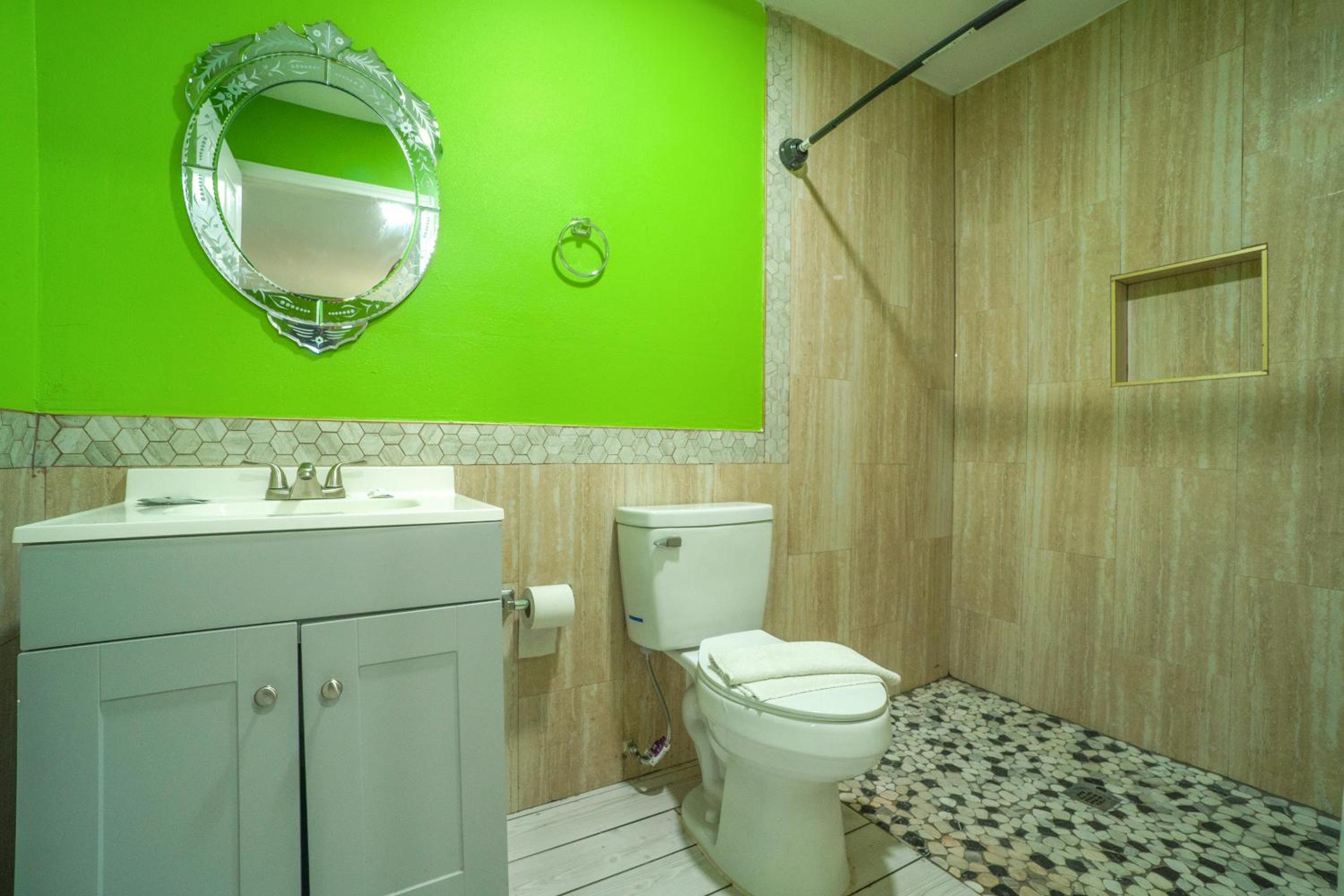 3 Queen Beds with Kitchenette - Photo 8