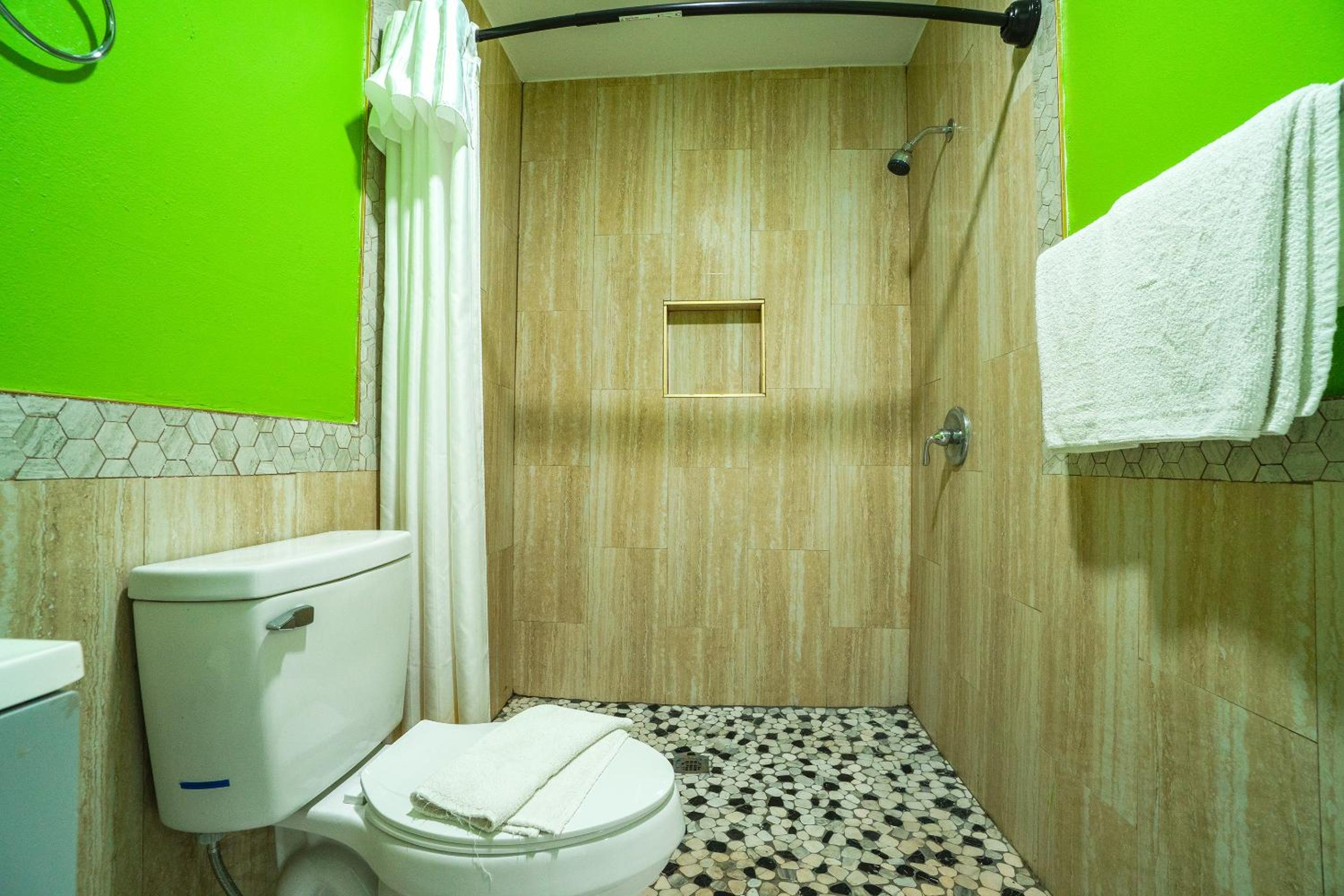 3 Queen Beds with Kitchenette - Photo 11