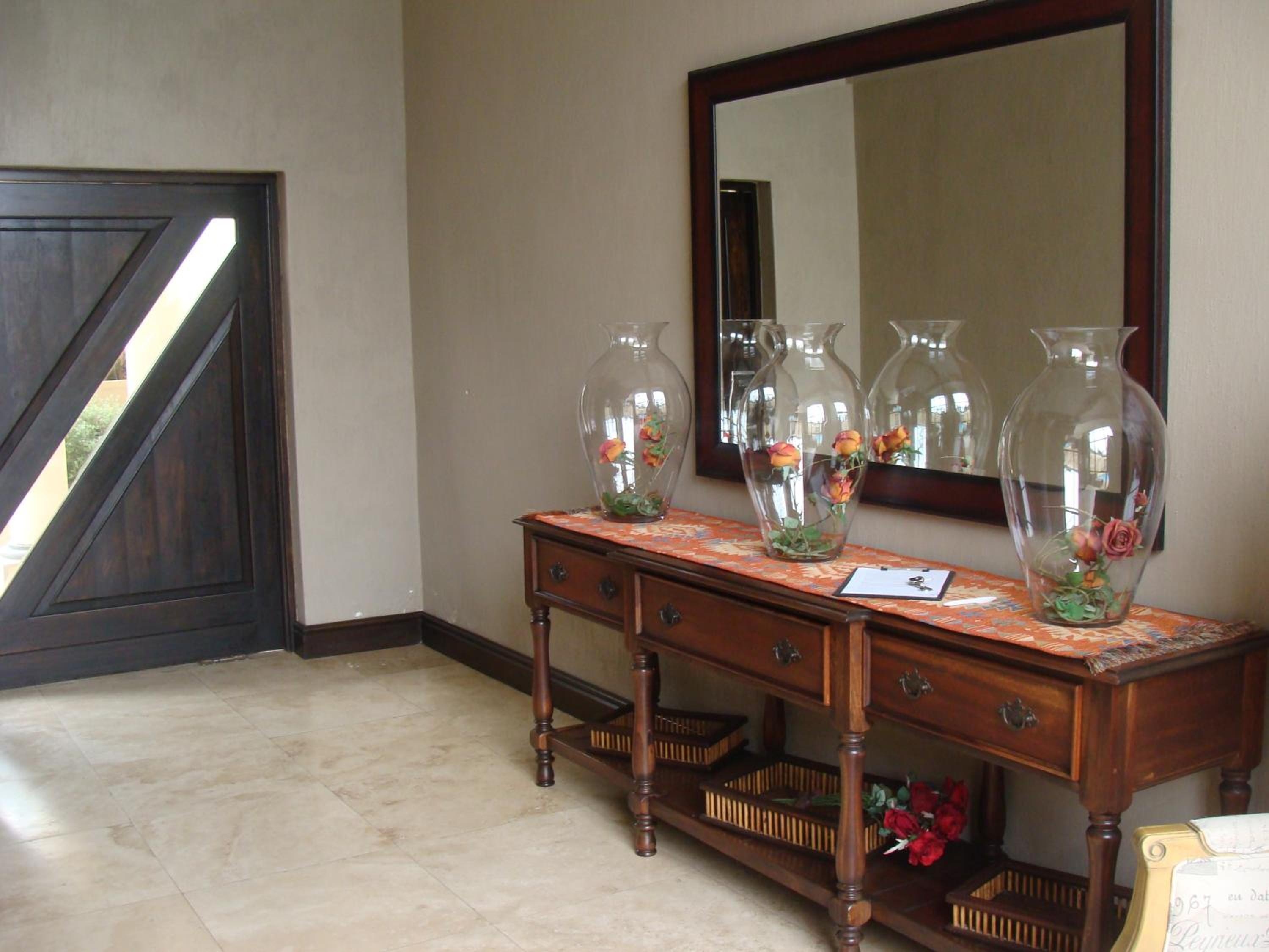 Six-Bedroom House photo 2