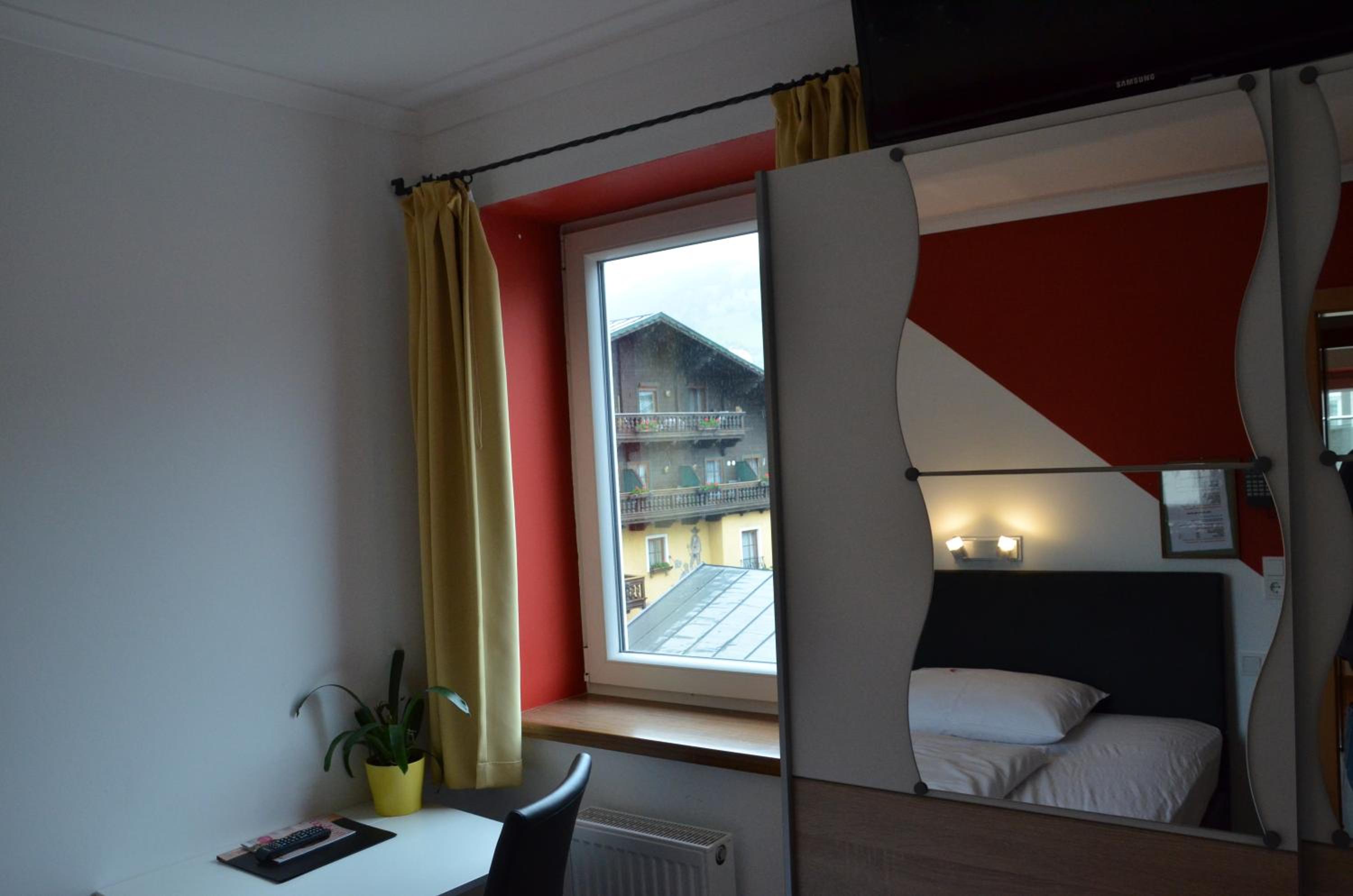 Budget Double Room - Photo 2