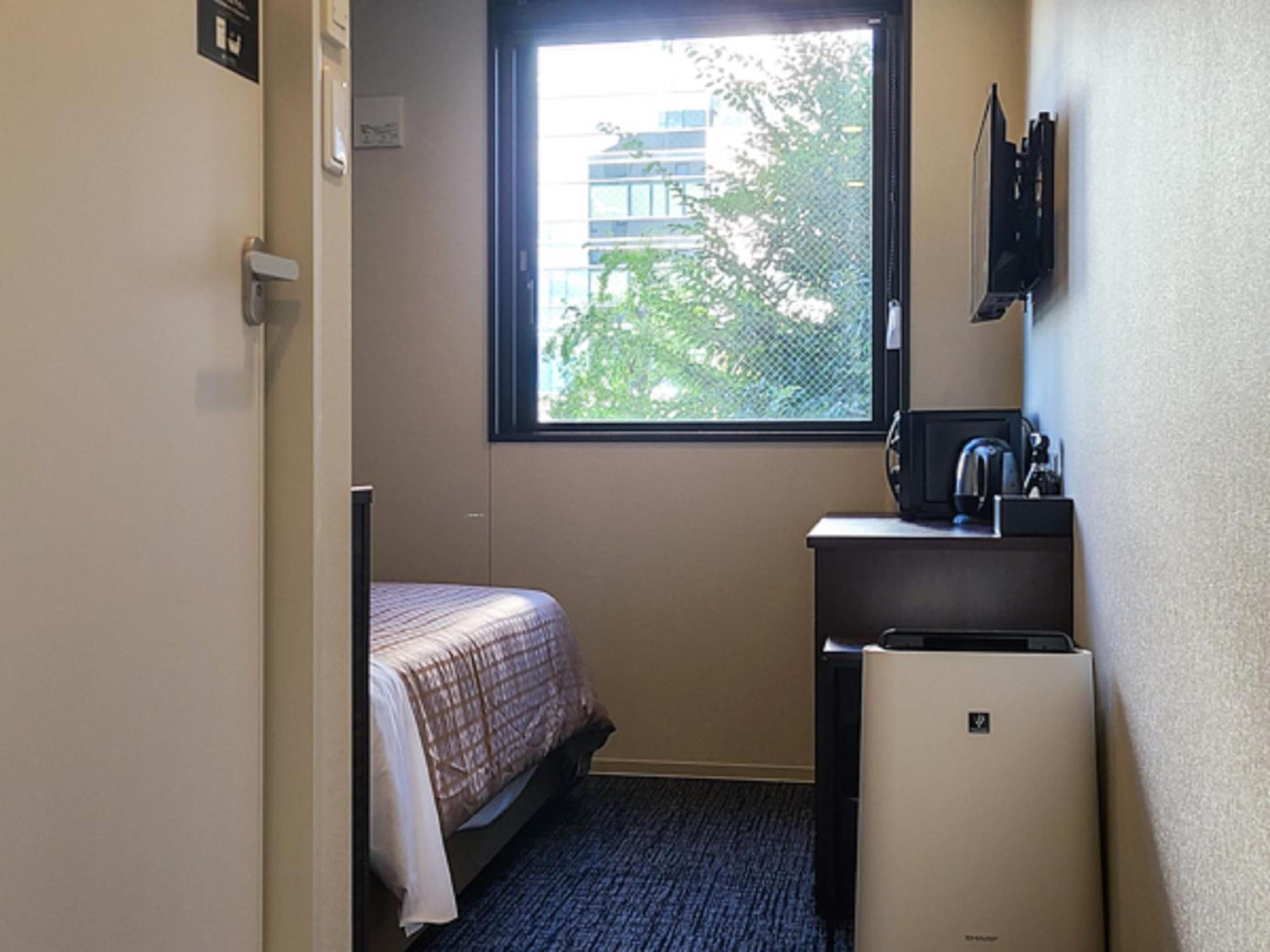 Double Room with Small Double Bed - Smoking photo 3