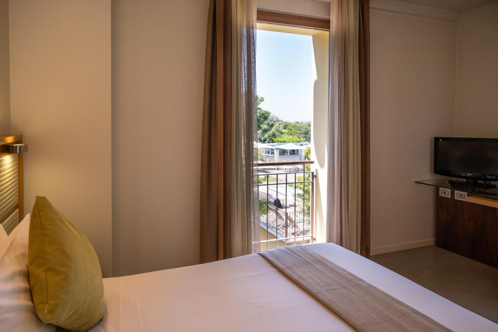 Deluxe Room - Photo 4