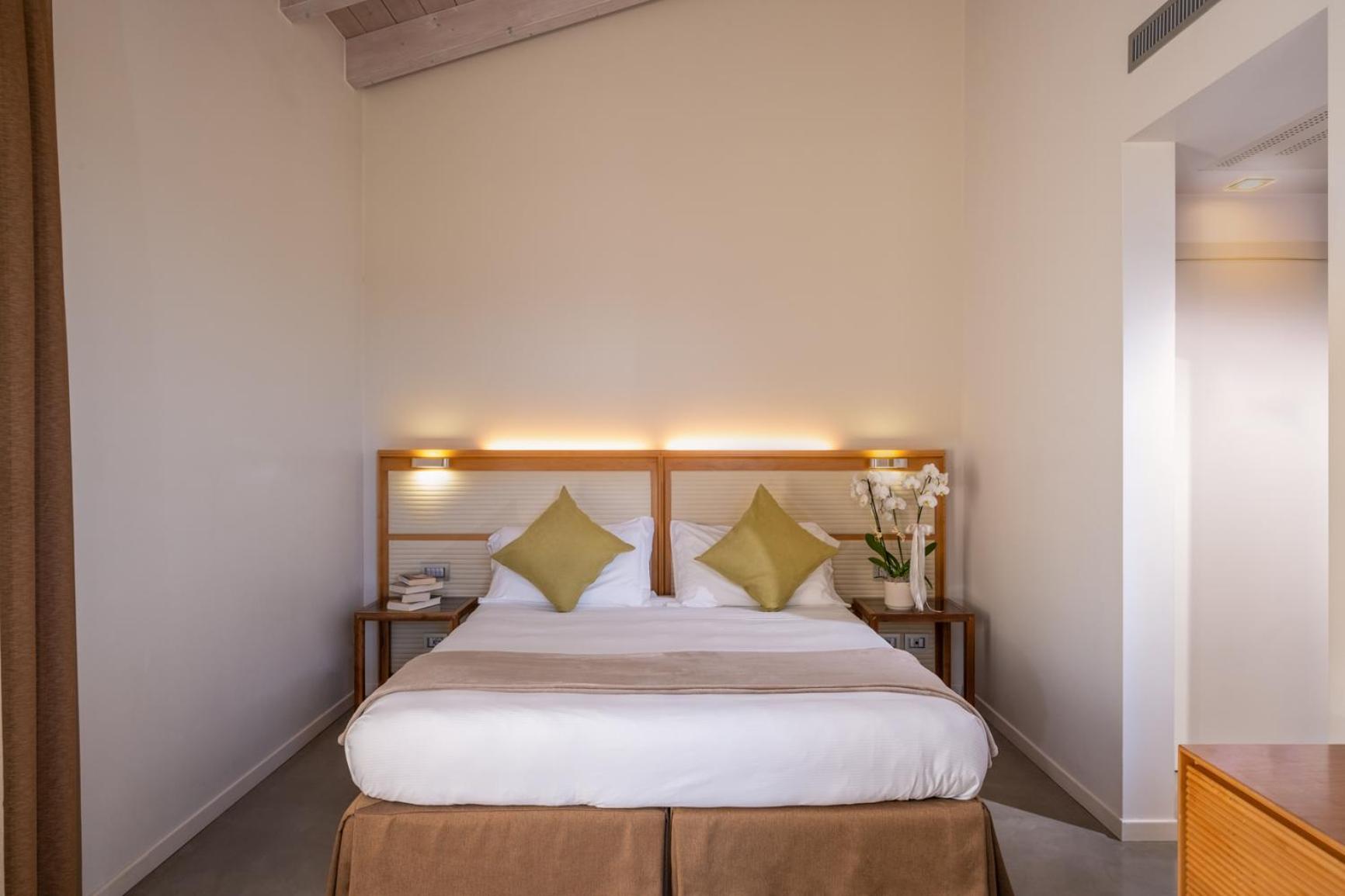 Junior Suite with Spa Bath - Photo 3