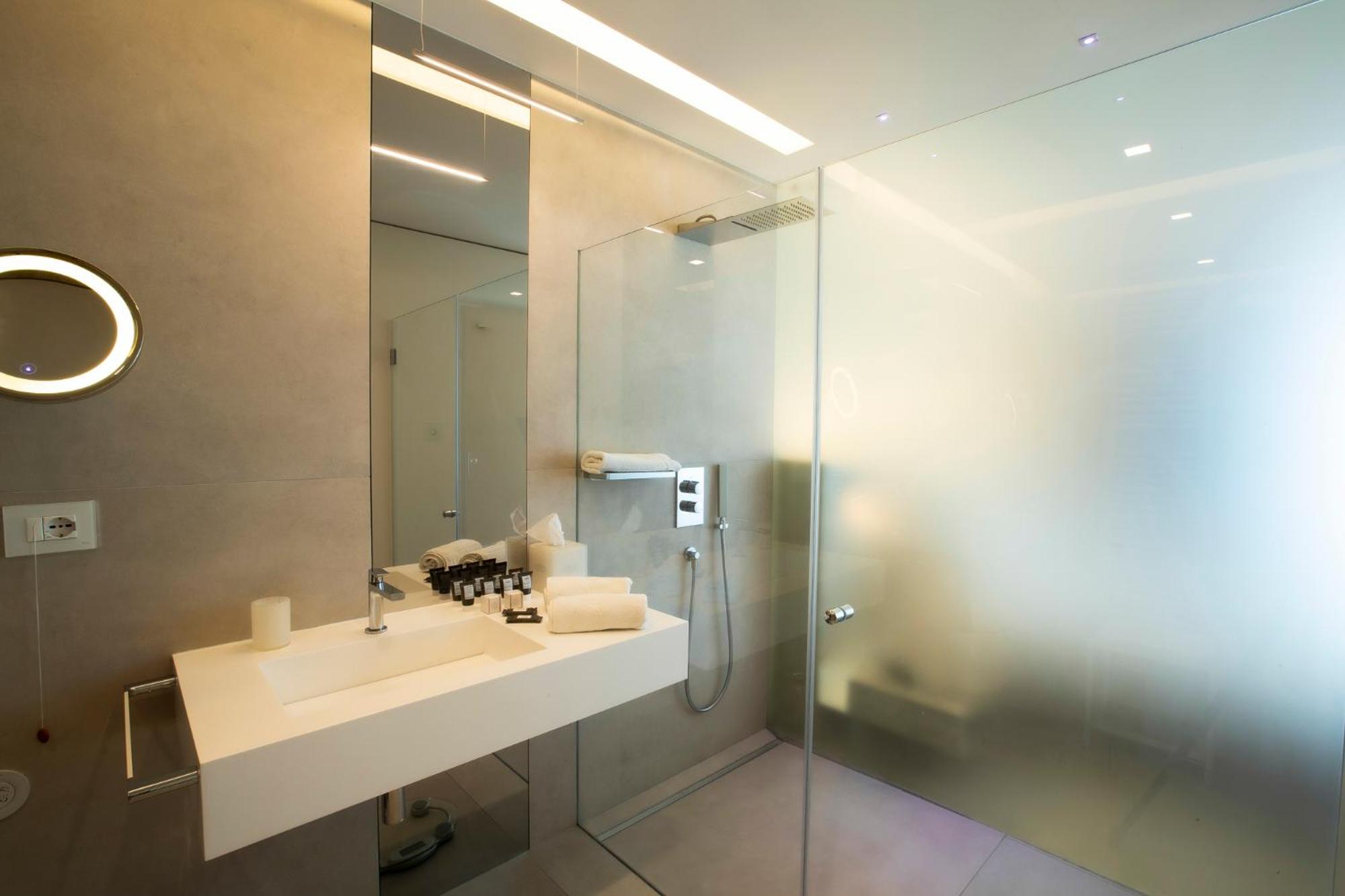 Deluxe Large Double Room with Mini Pool photo 3
