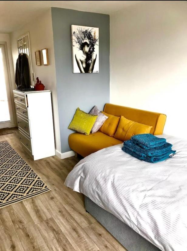 One-Bedroom Apartment photo 1