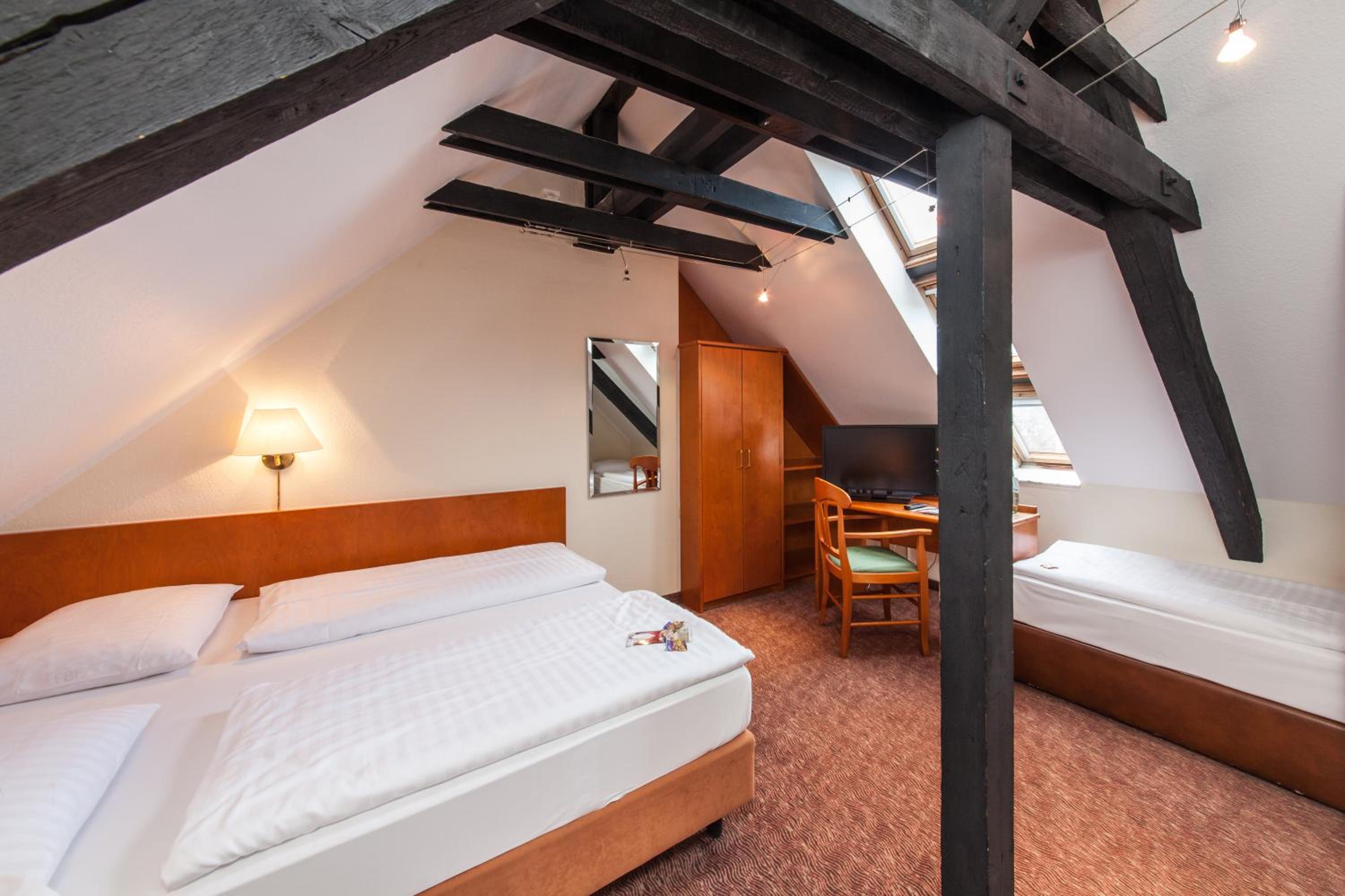 Quadruple Room - Photo 7