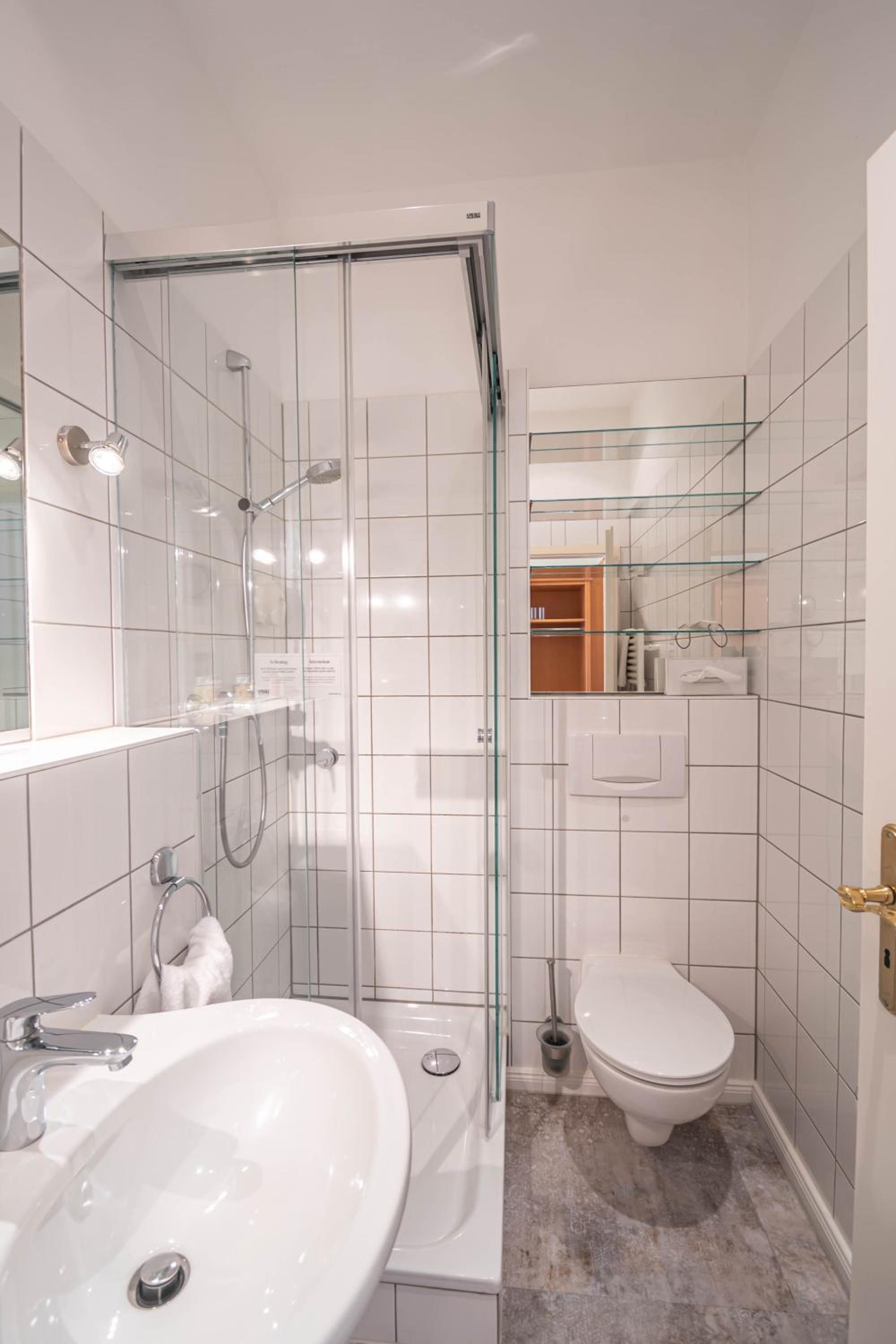 Double Room with Balcony - Photo 6