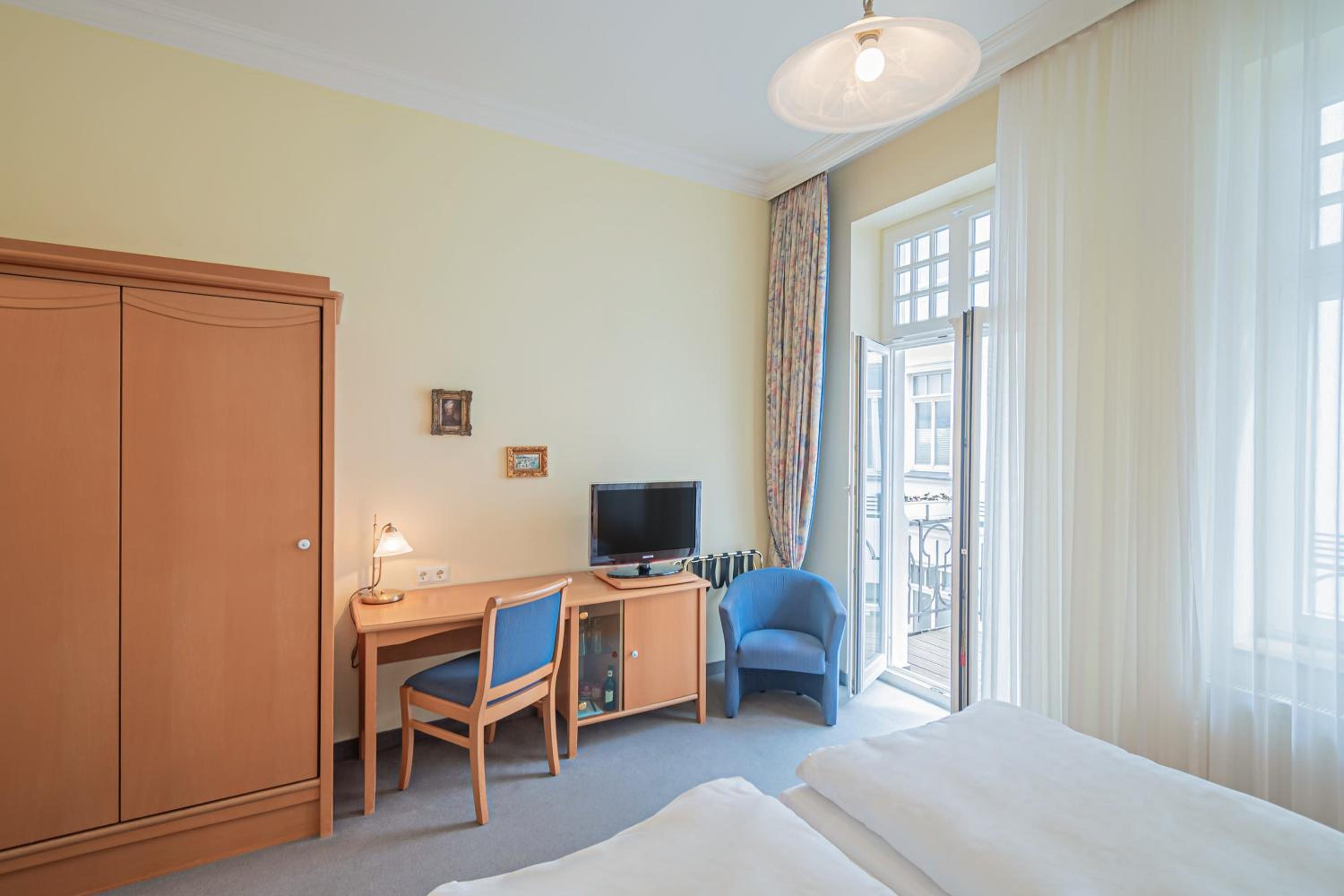 Double Room with Balcony - Photo 3