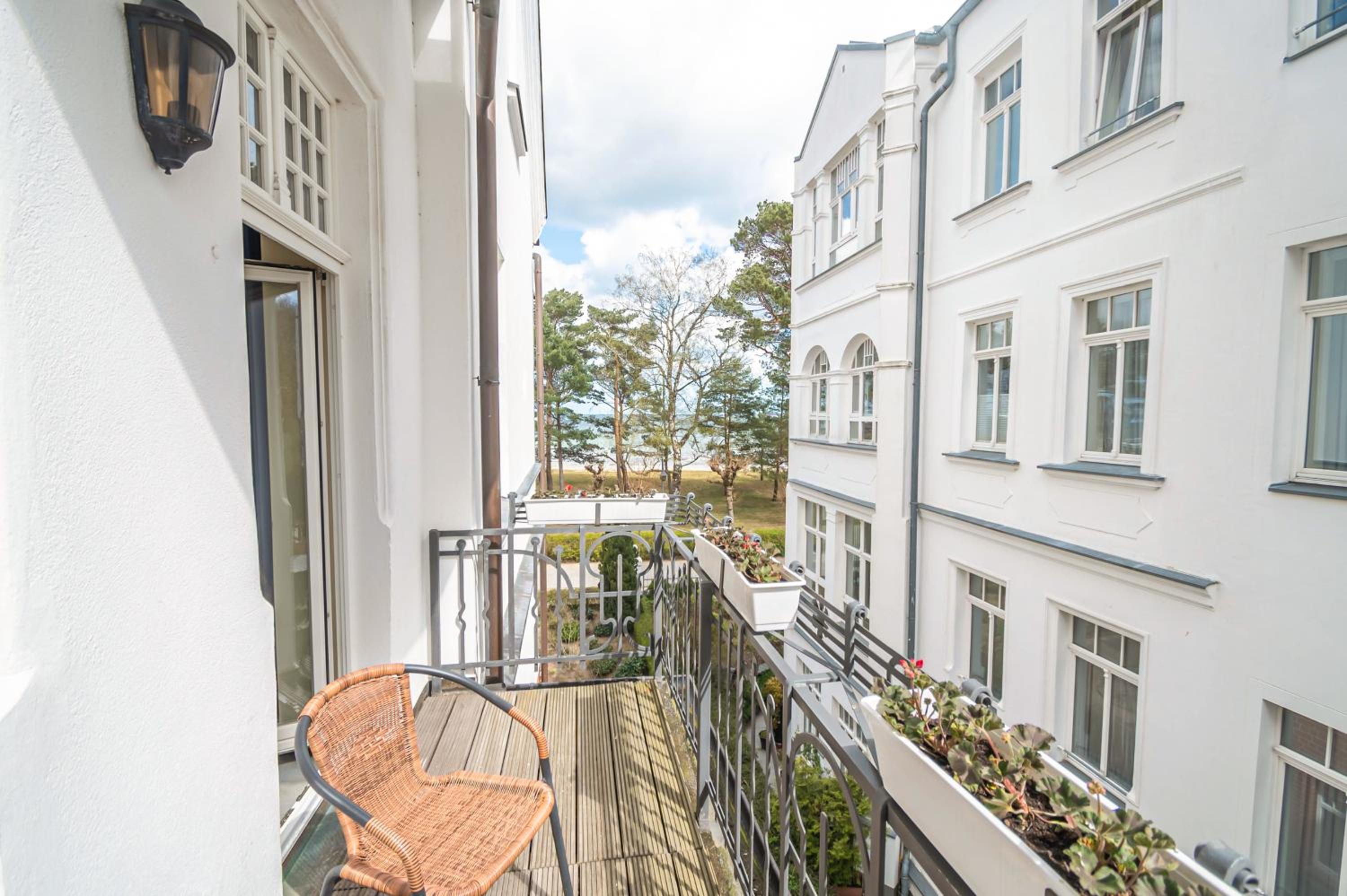 Double Room with Balcony - Photo 4