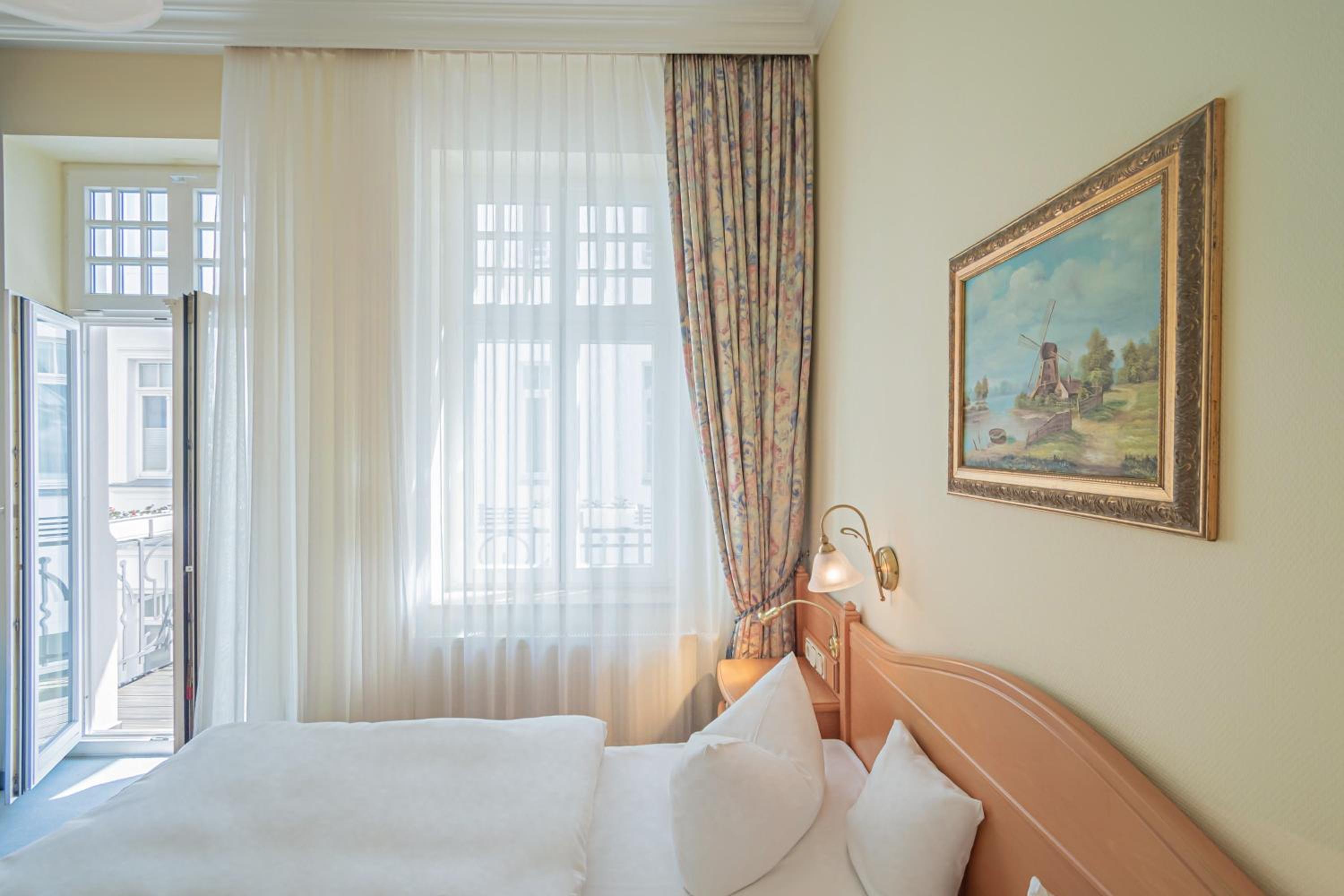 Double Room with Balcony - Photo 2