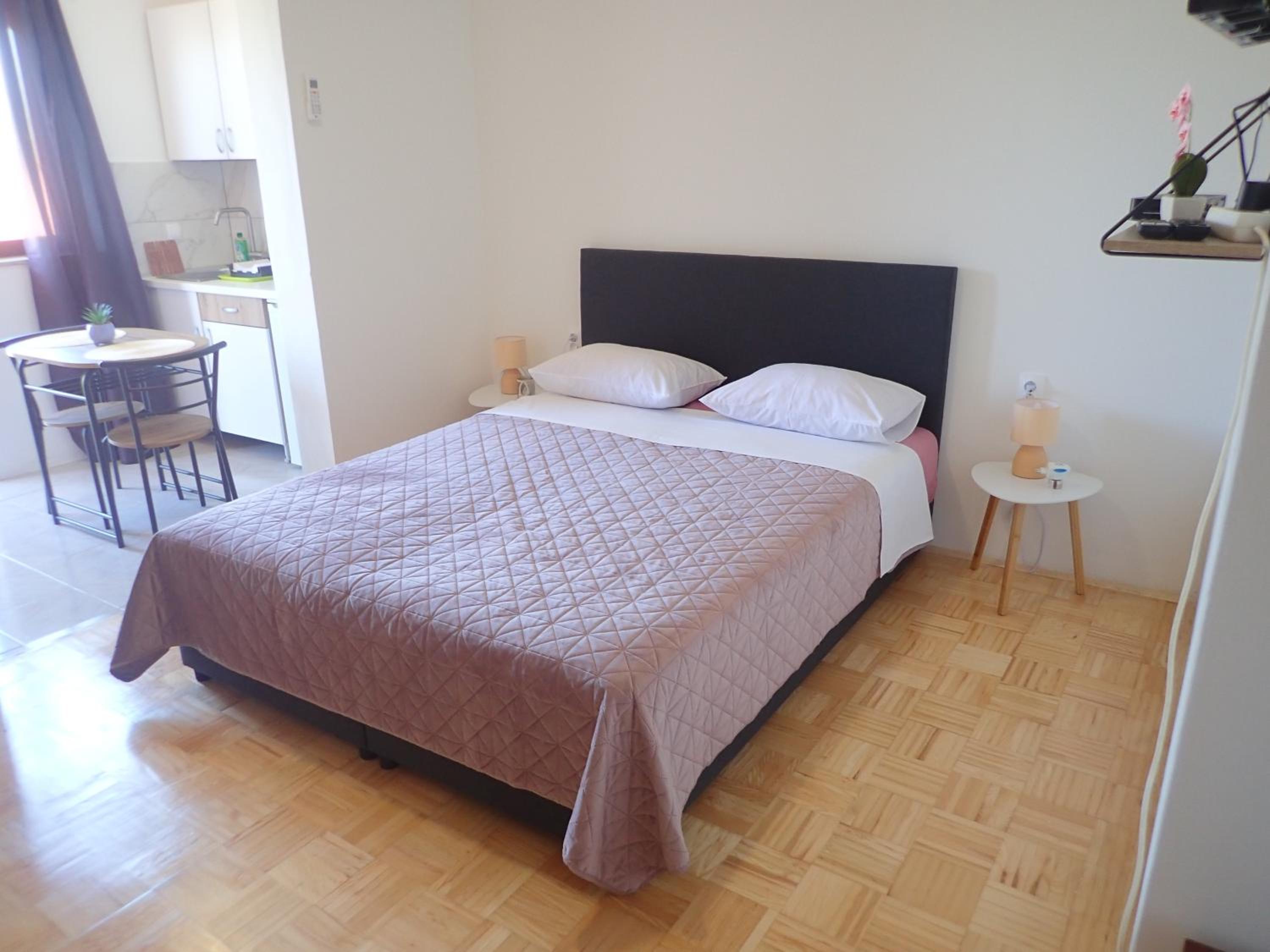 One-Bedroom Apartment photo 1