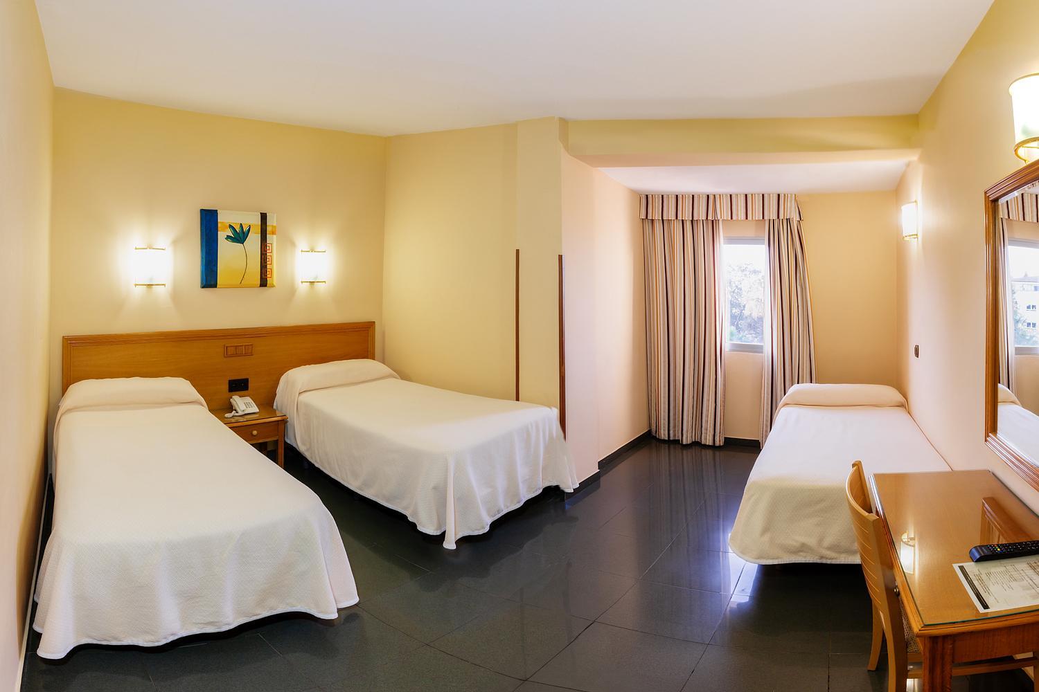 Habitación Doble con Cama Extra y Estacionamiento