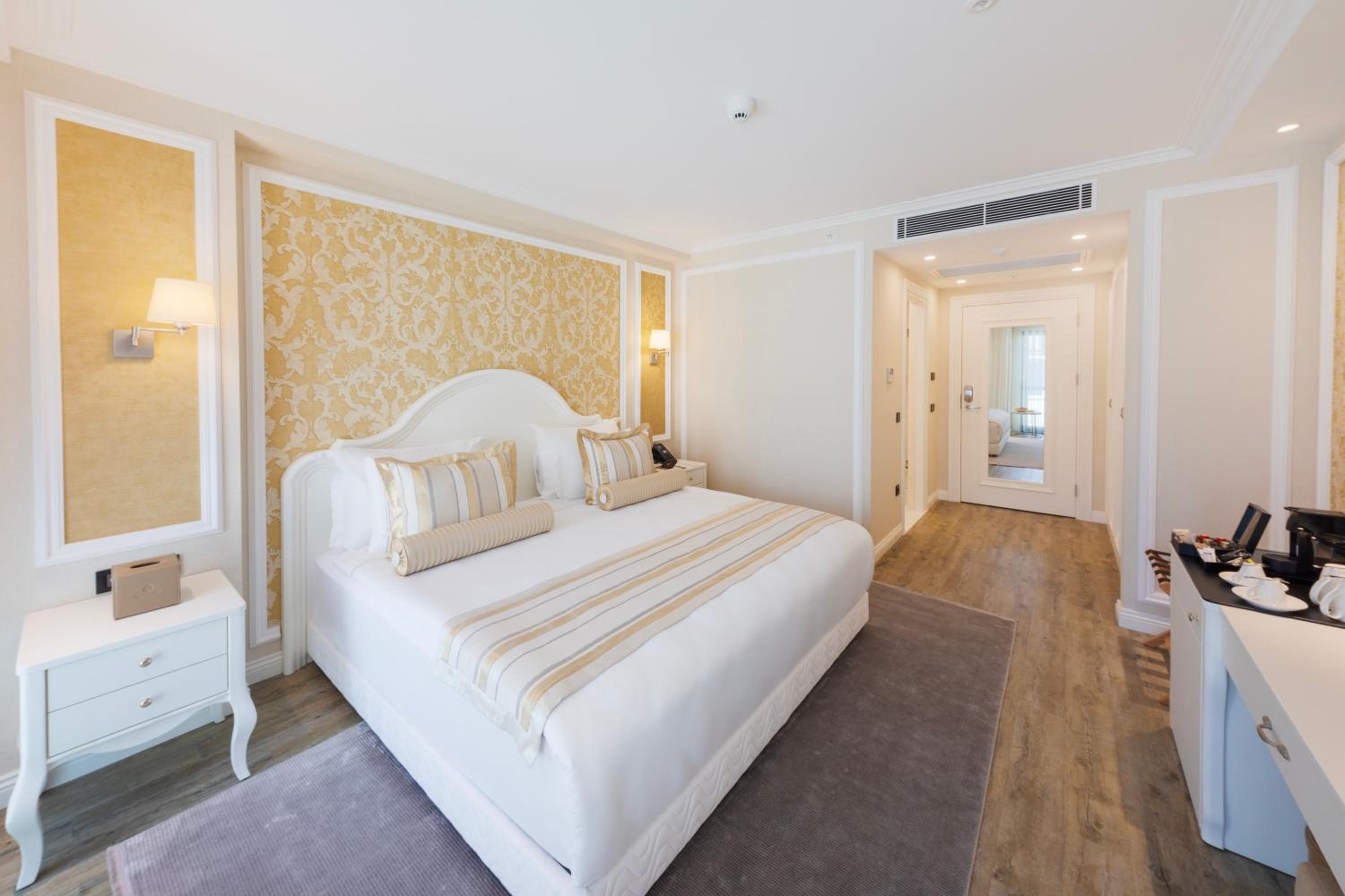 Deluxe King Room photo 1