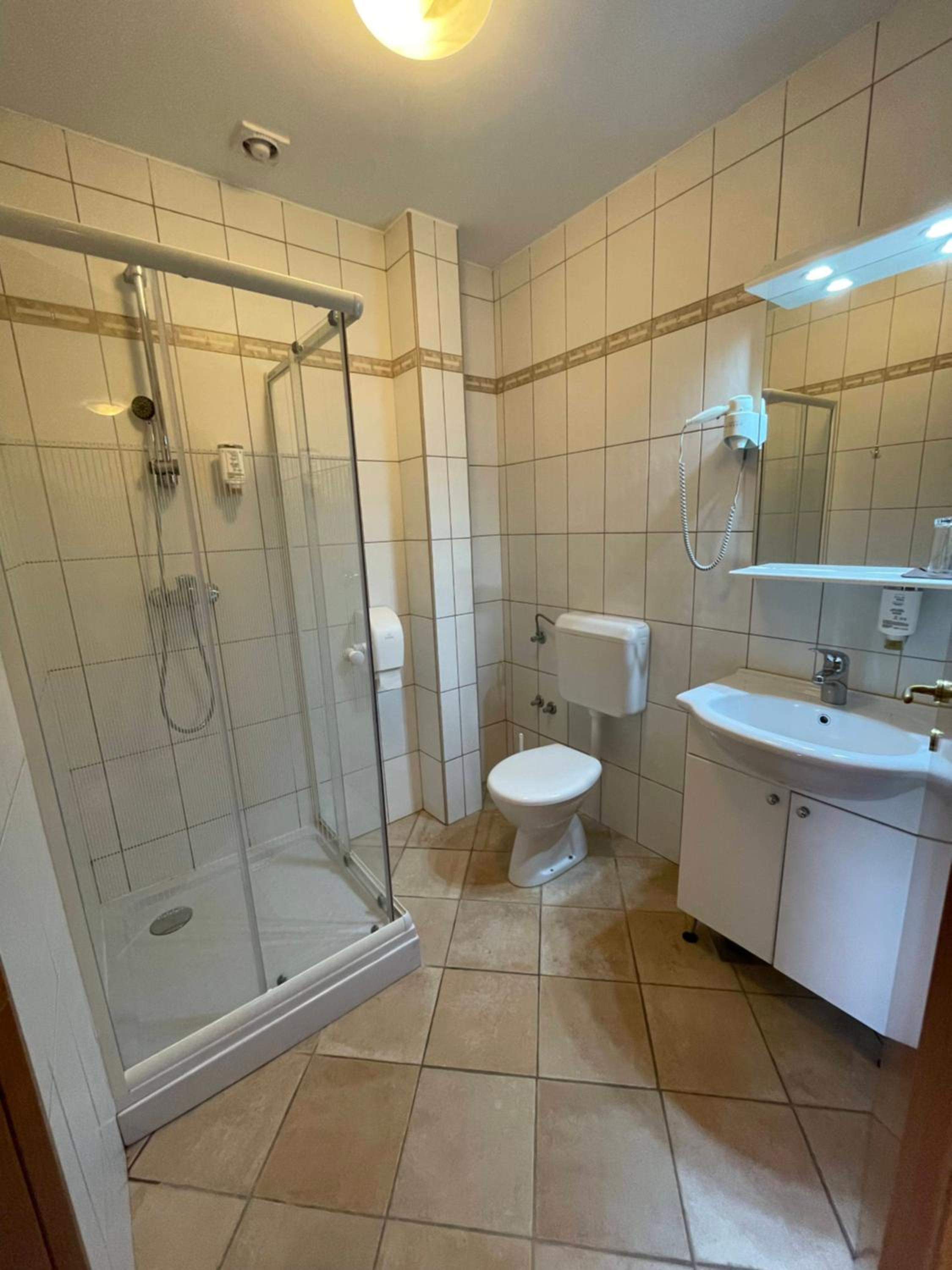 Double Room with Balcony - Photo 4
