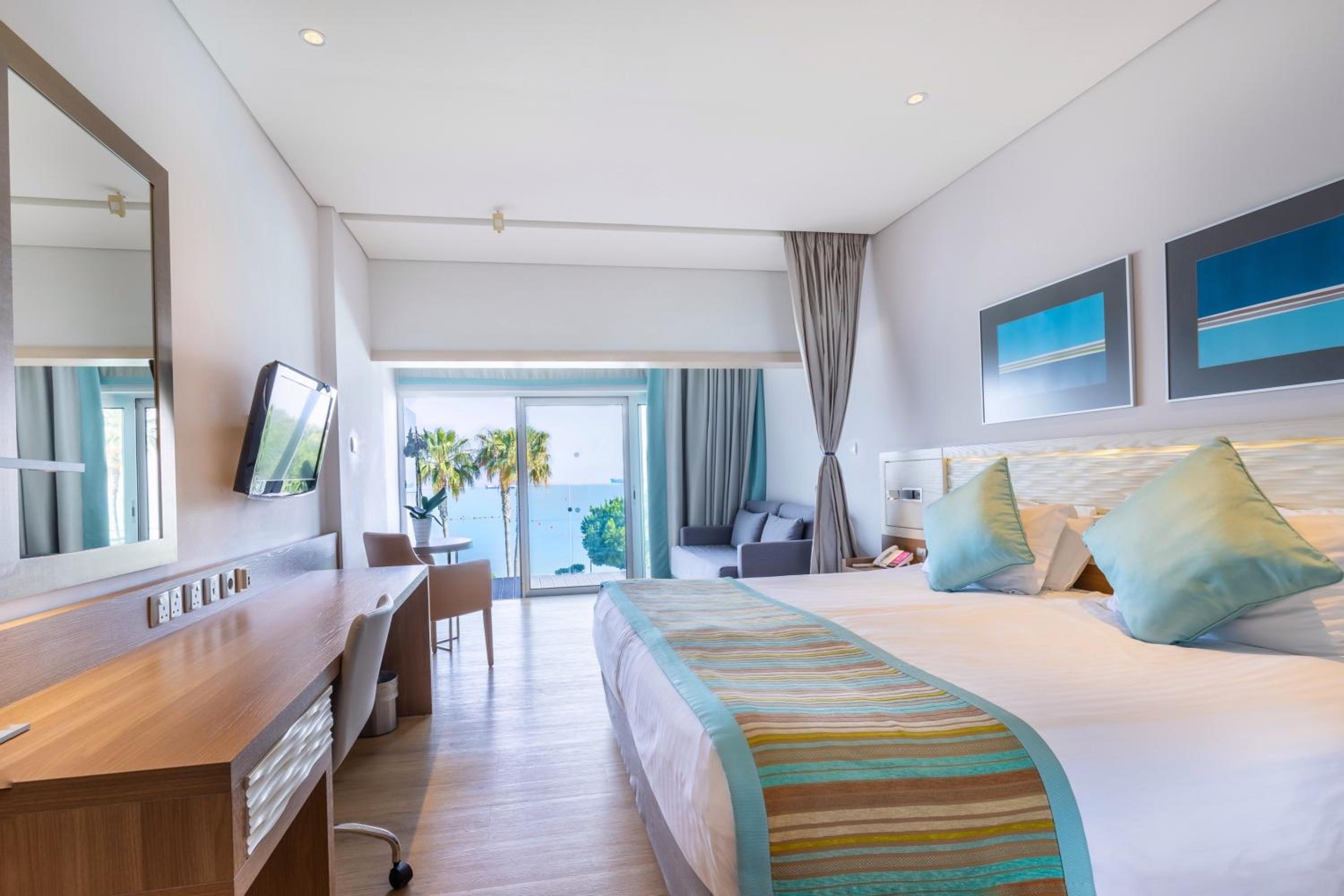 Superior Room with Balcony and Sea View