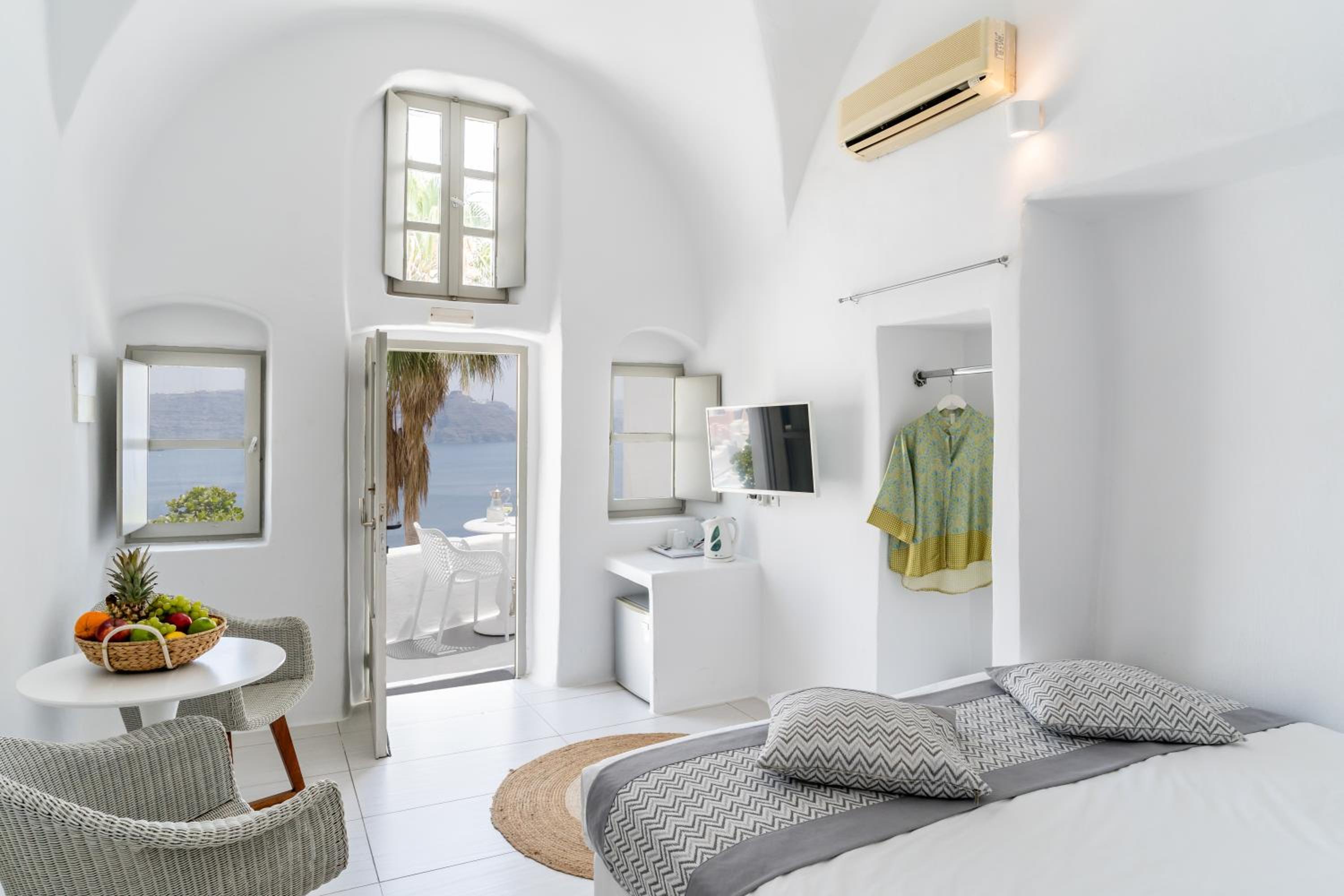 Cave Standard Studio with Caldera & Sea View photo 2