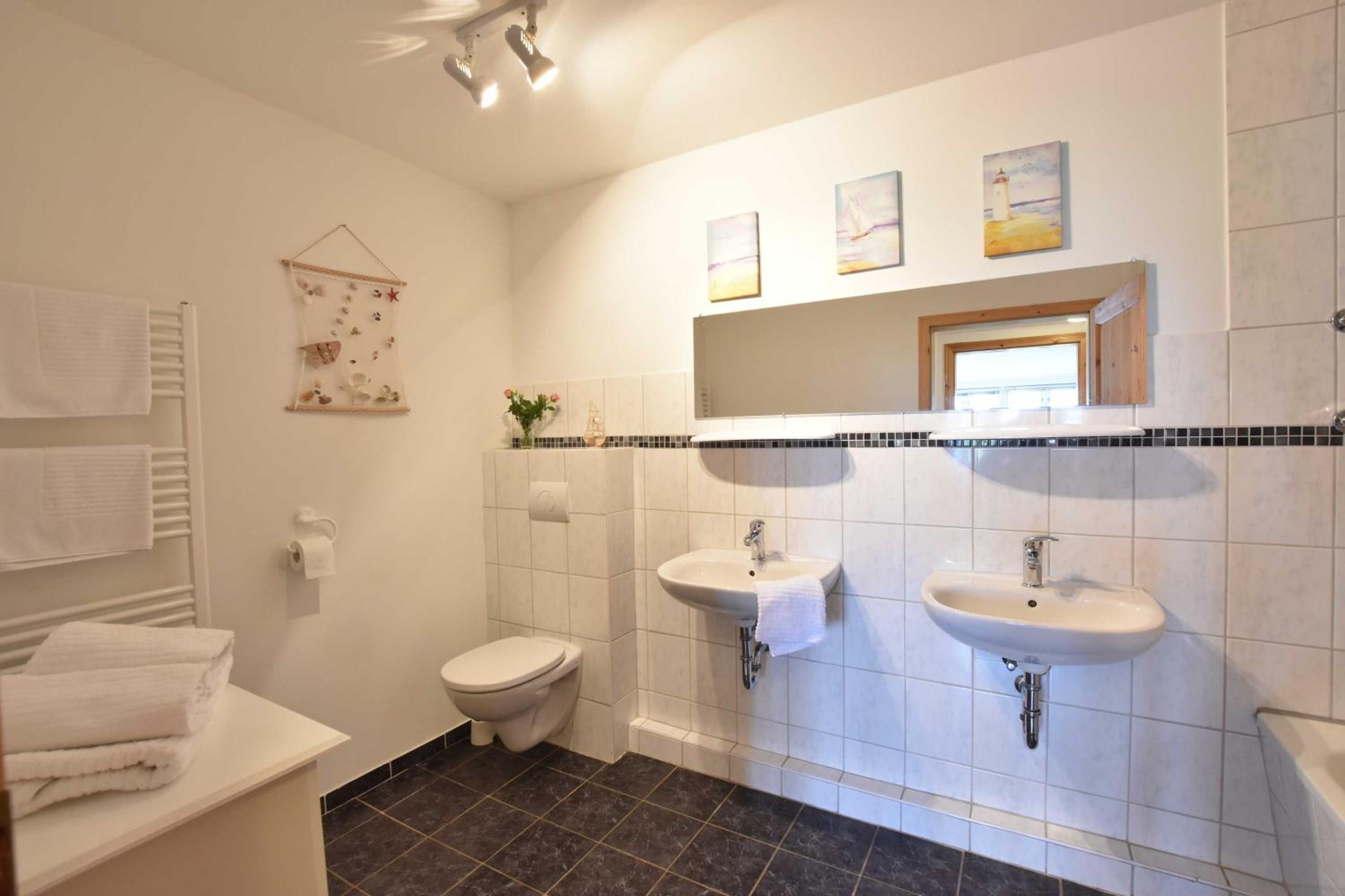 Two-Bedroom Apartment with Lake View photo 3