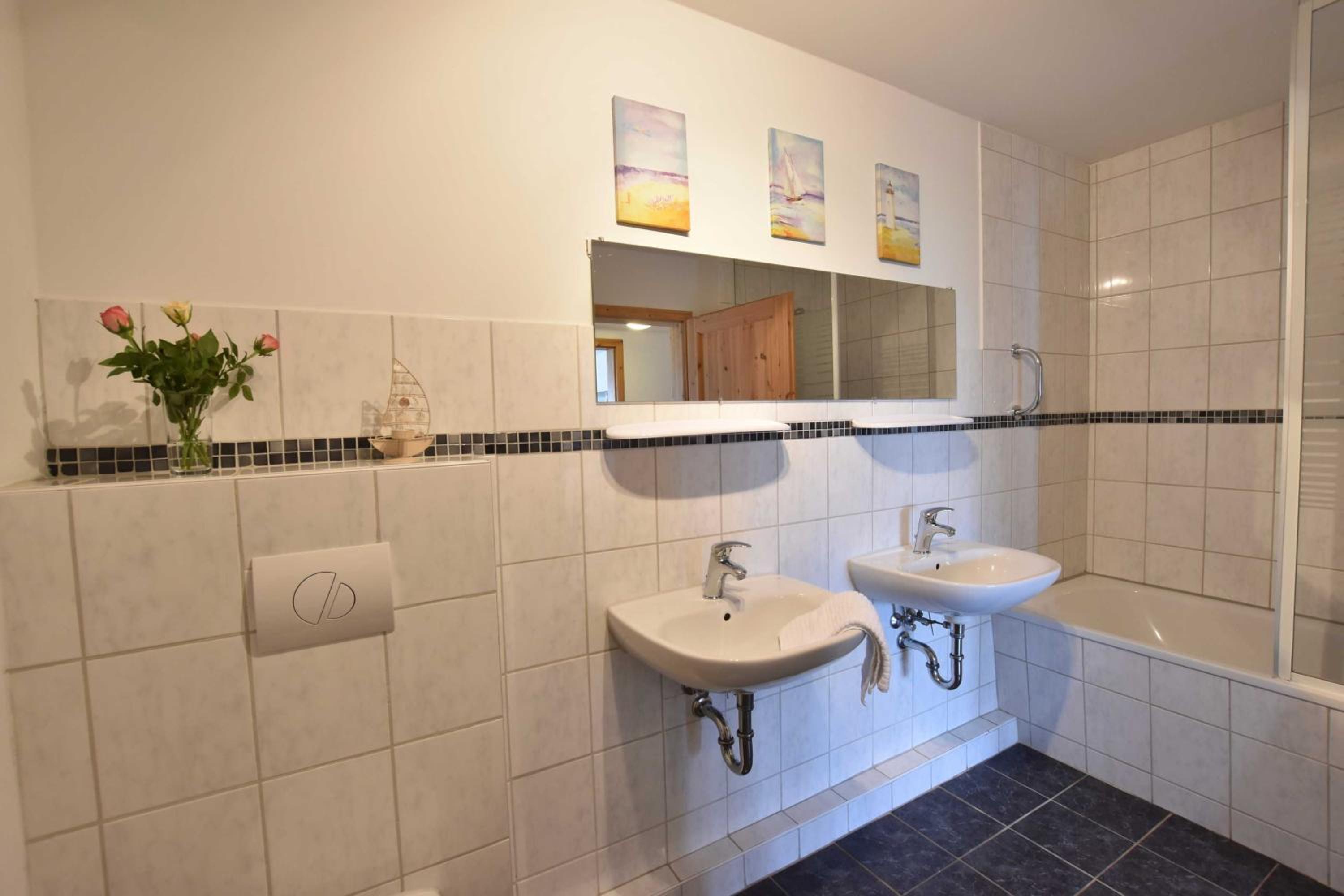 Two-Bedroom Apartment with Lake View photo 2