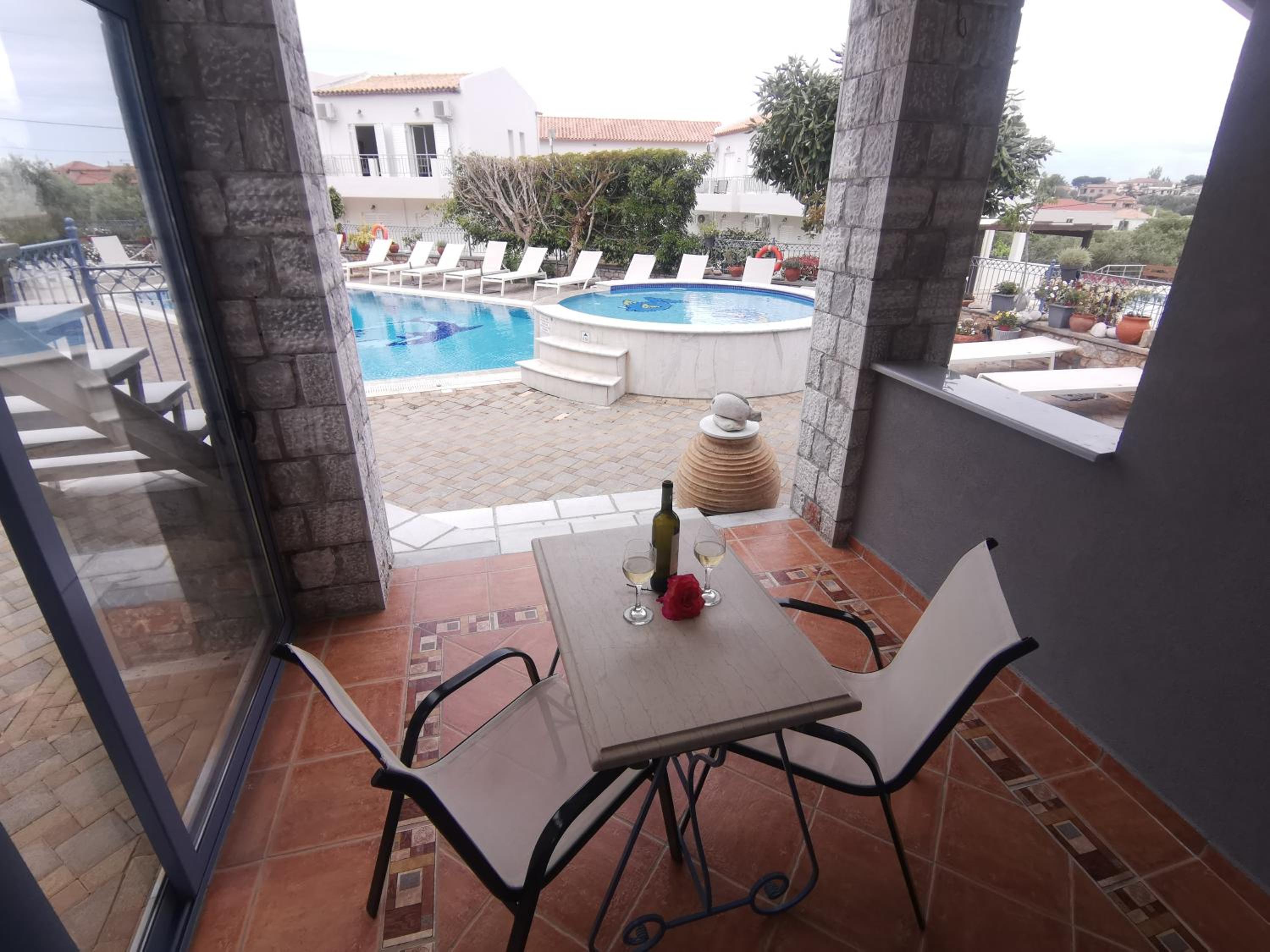 Double Room With Pool View photo 3