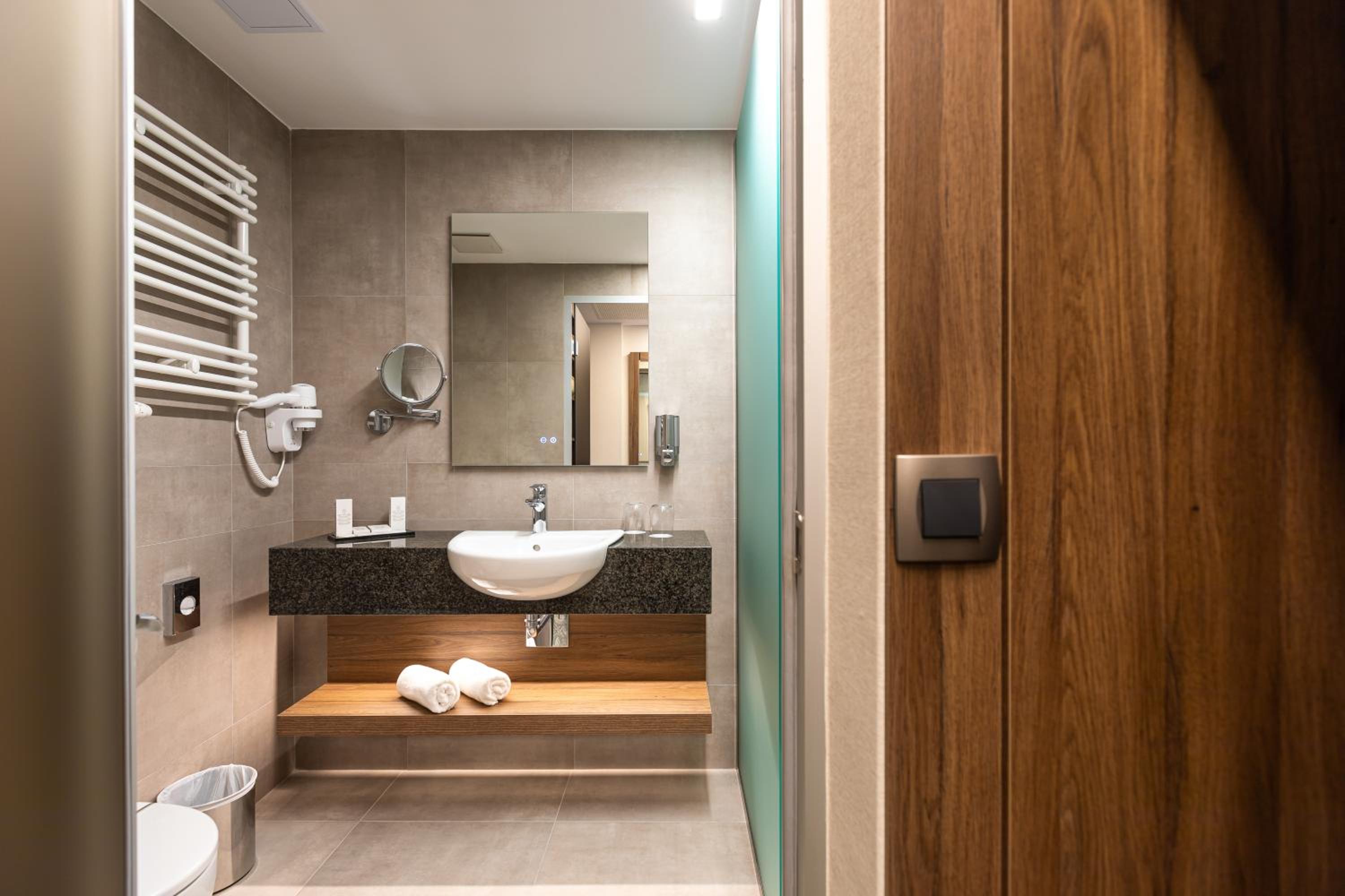 Standard Double Room - Photo 11