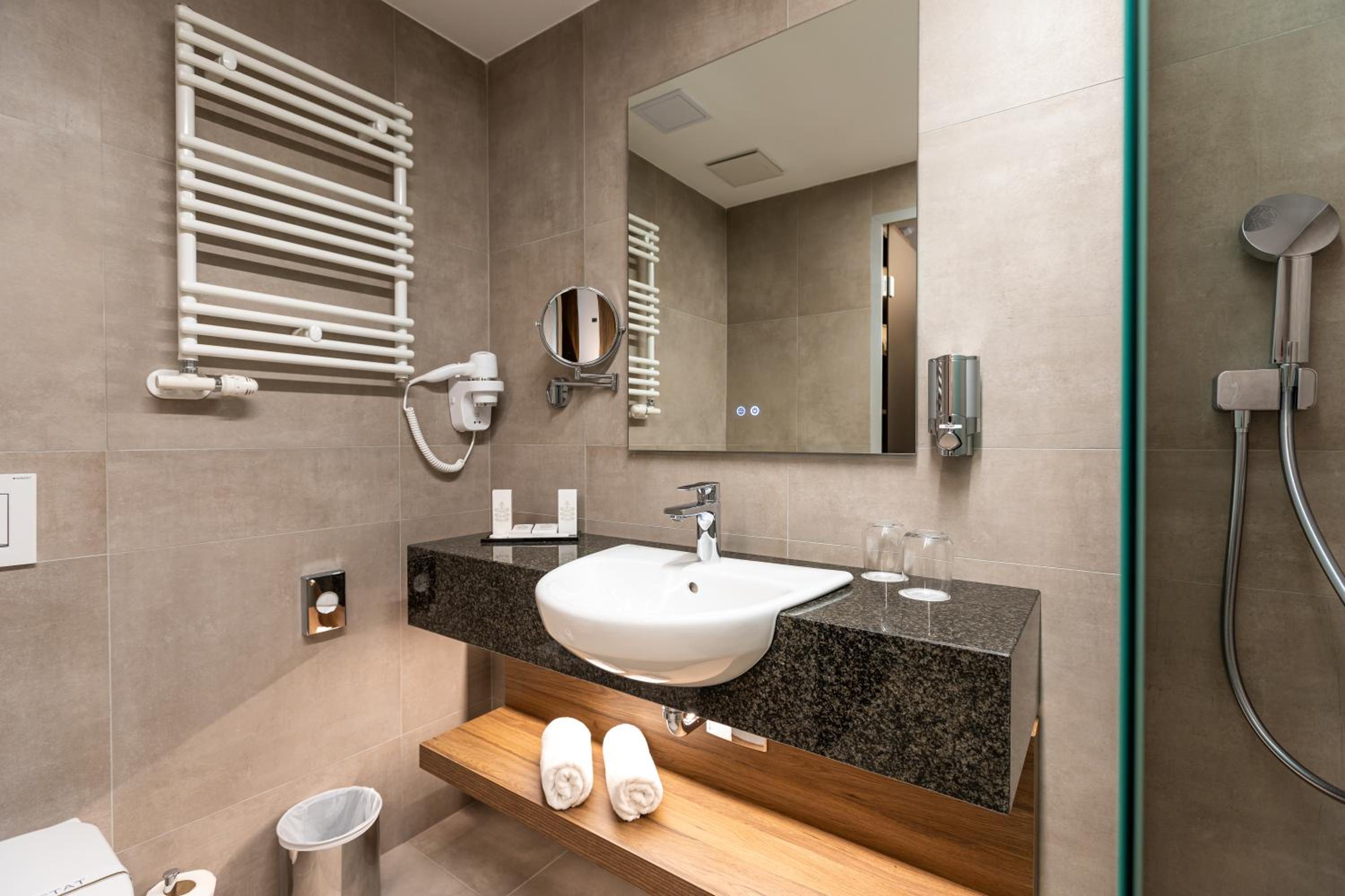 Standard Double Room - Photo 12
