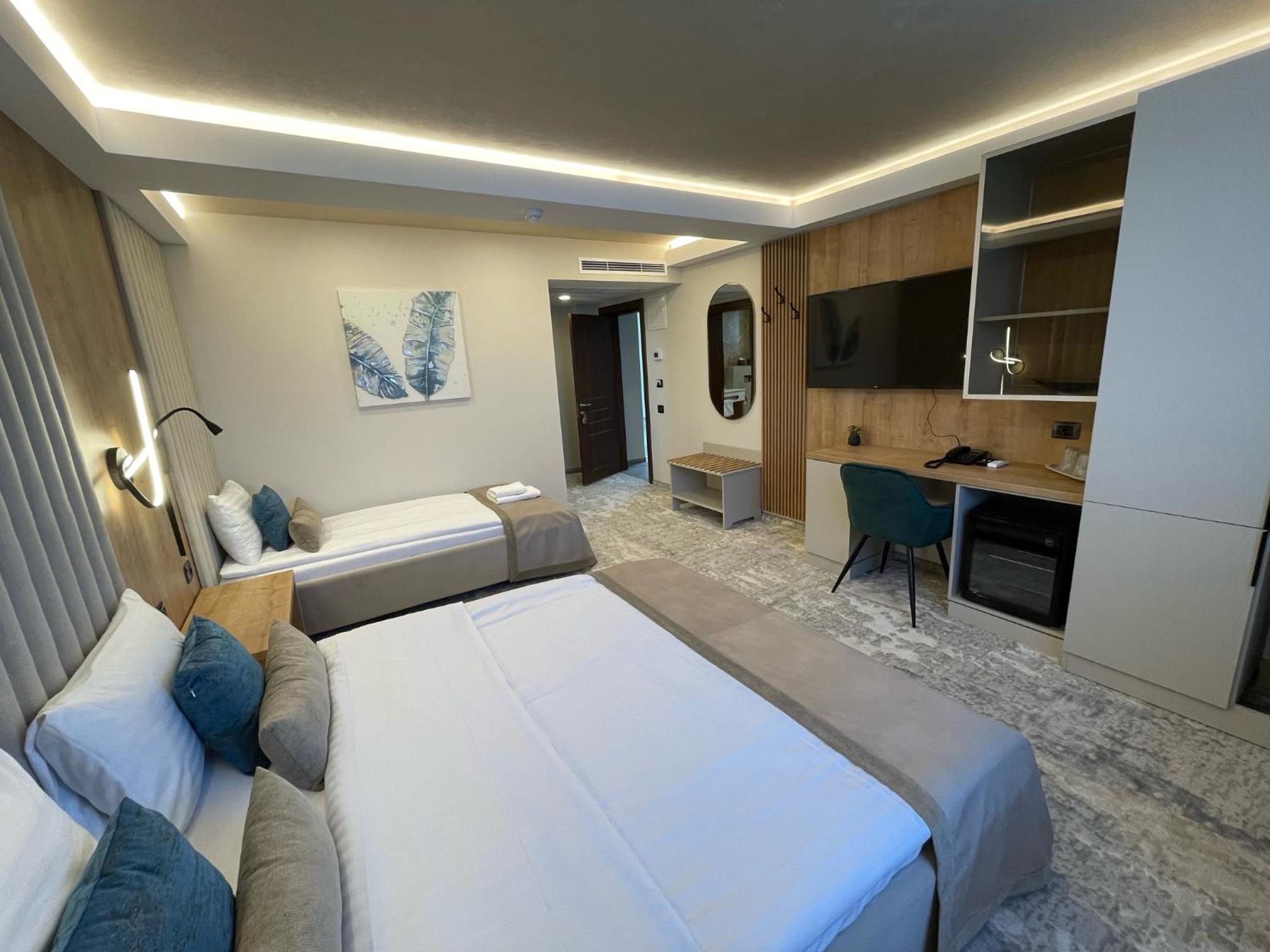 Superior Triple Room photo 3