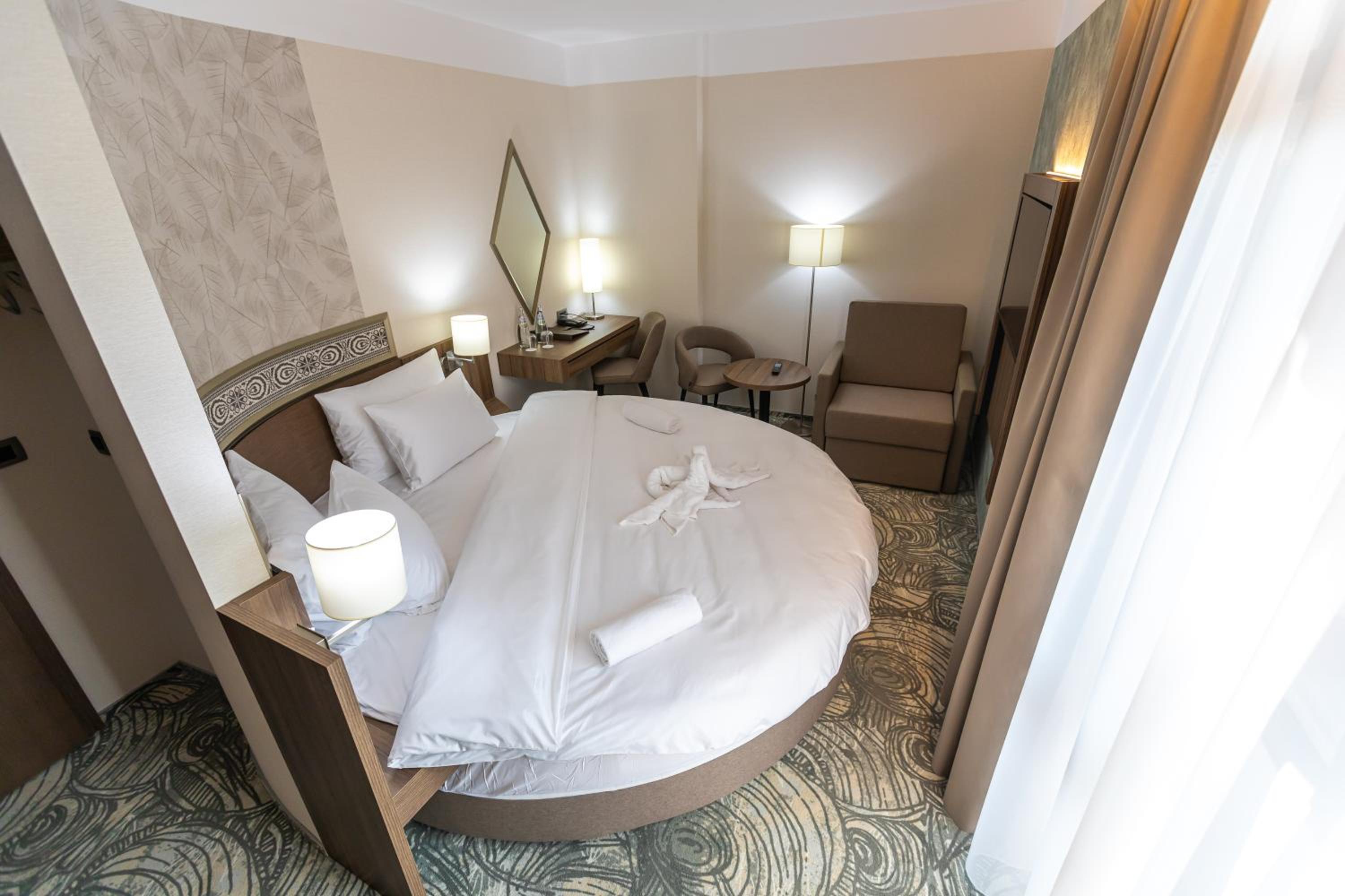 Double Room with Round Bed photo 2