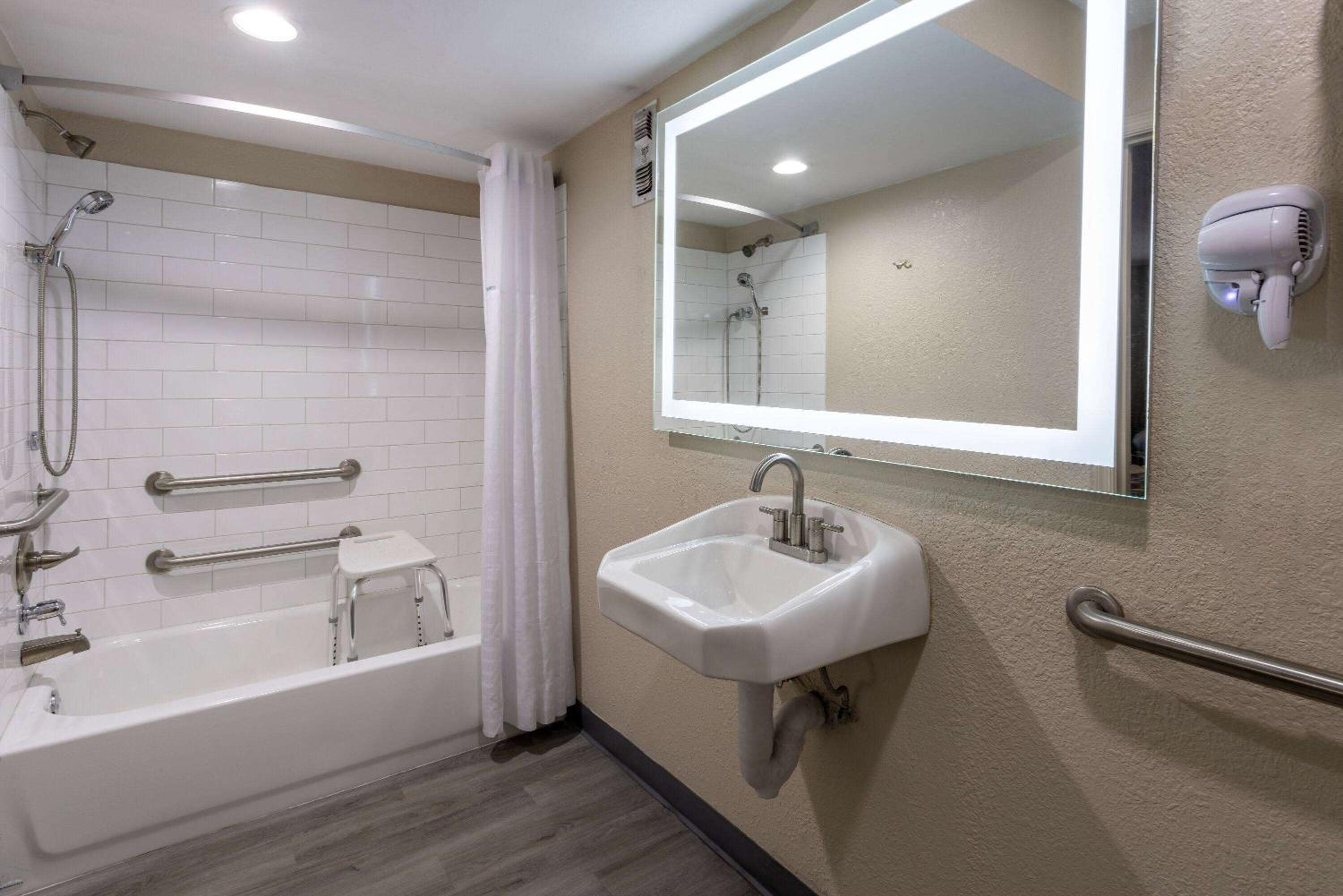 Double Room with Two Double Beds - Mobility Access/Non-Smoking photo 3