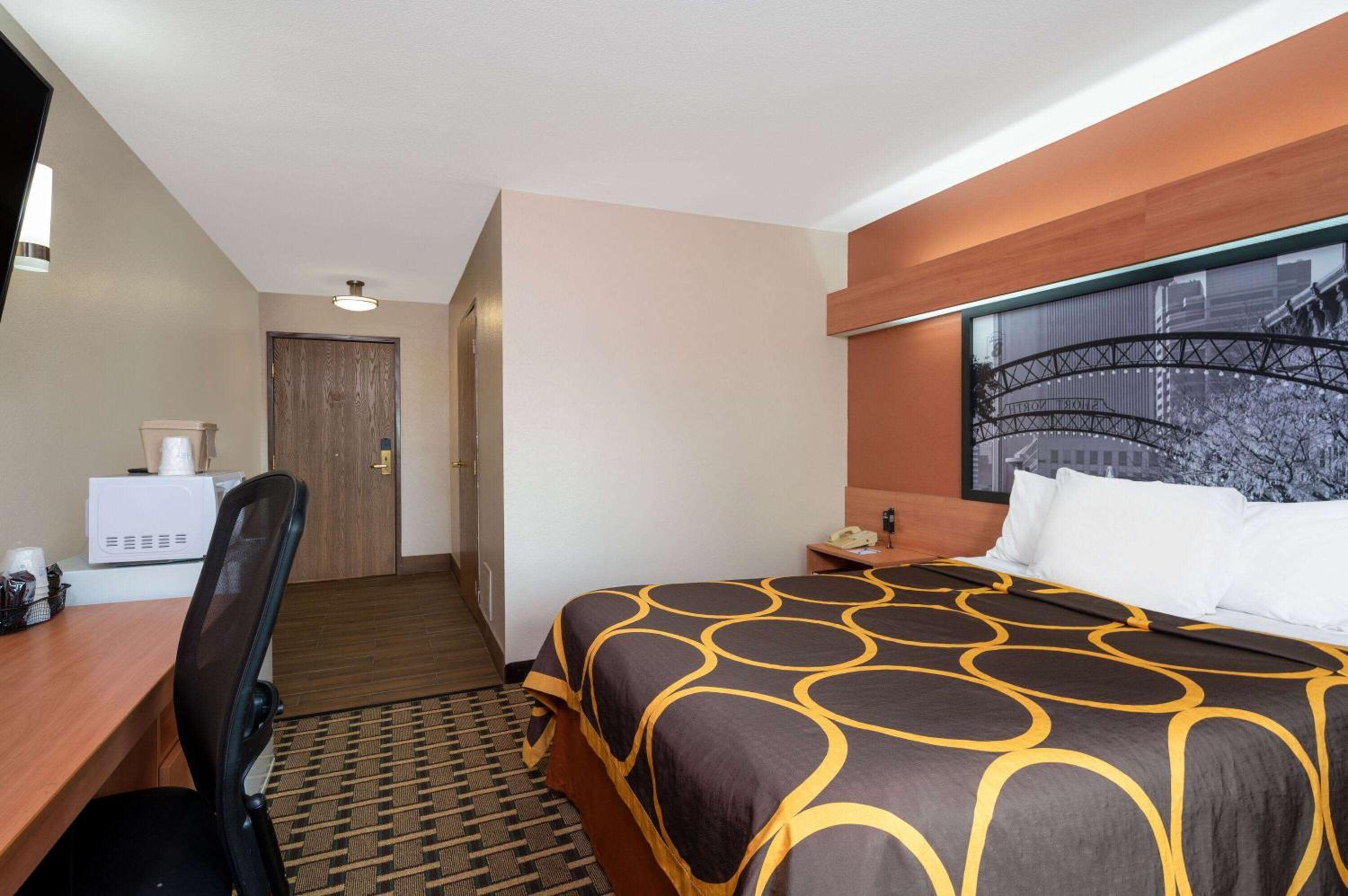 Queen Room - Mobility Access/Non-Smoking - Photo 2