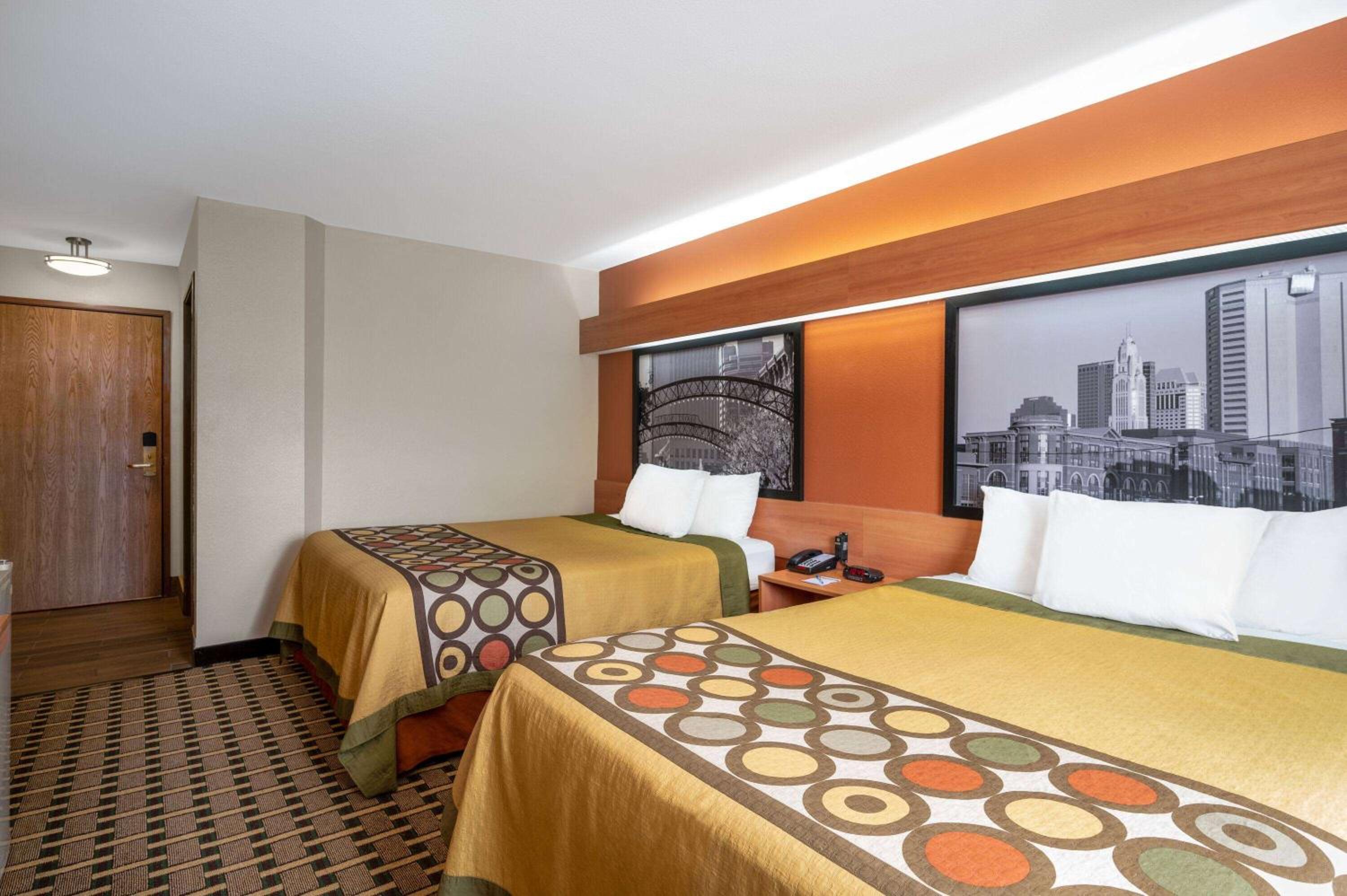 Queen Room with Two Queen Beds - Non-Smoking - Photo 3