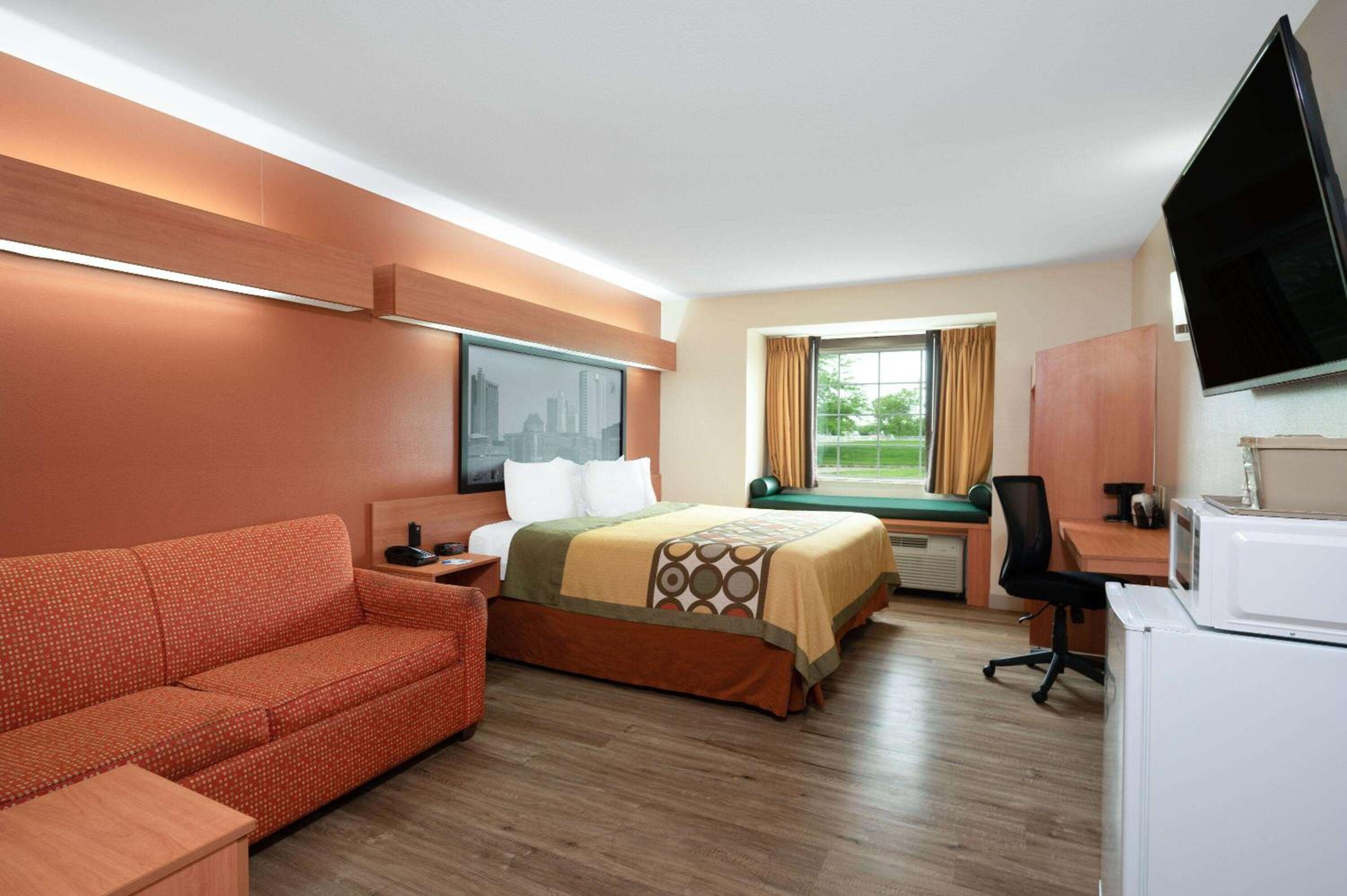 King Suite with Roll In Shower - Mobility Accessible - Photo 1