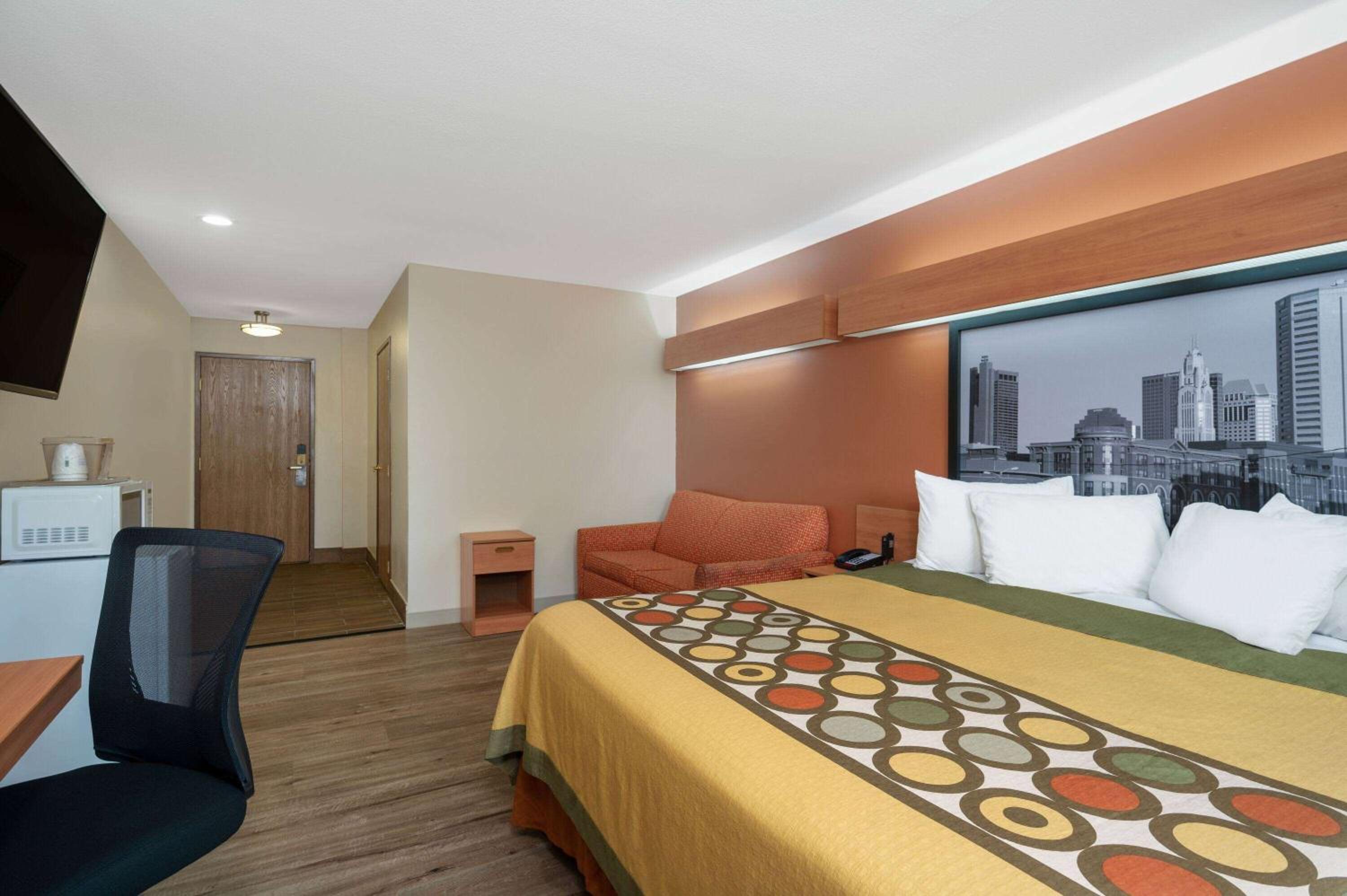 King Suite with Roll In Shower - Mobility Accessible - Photo 2