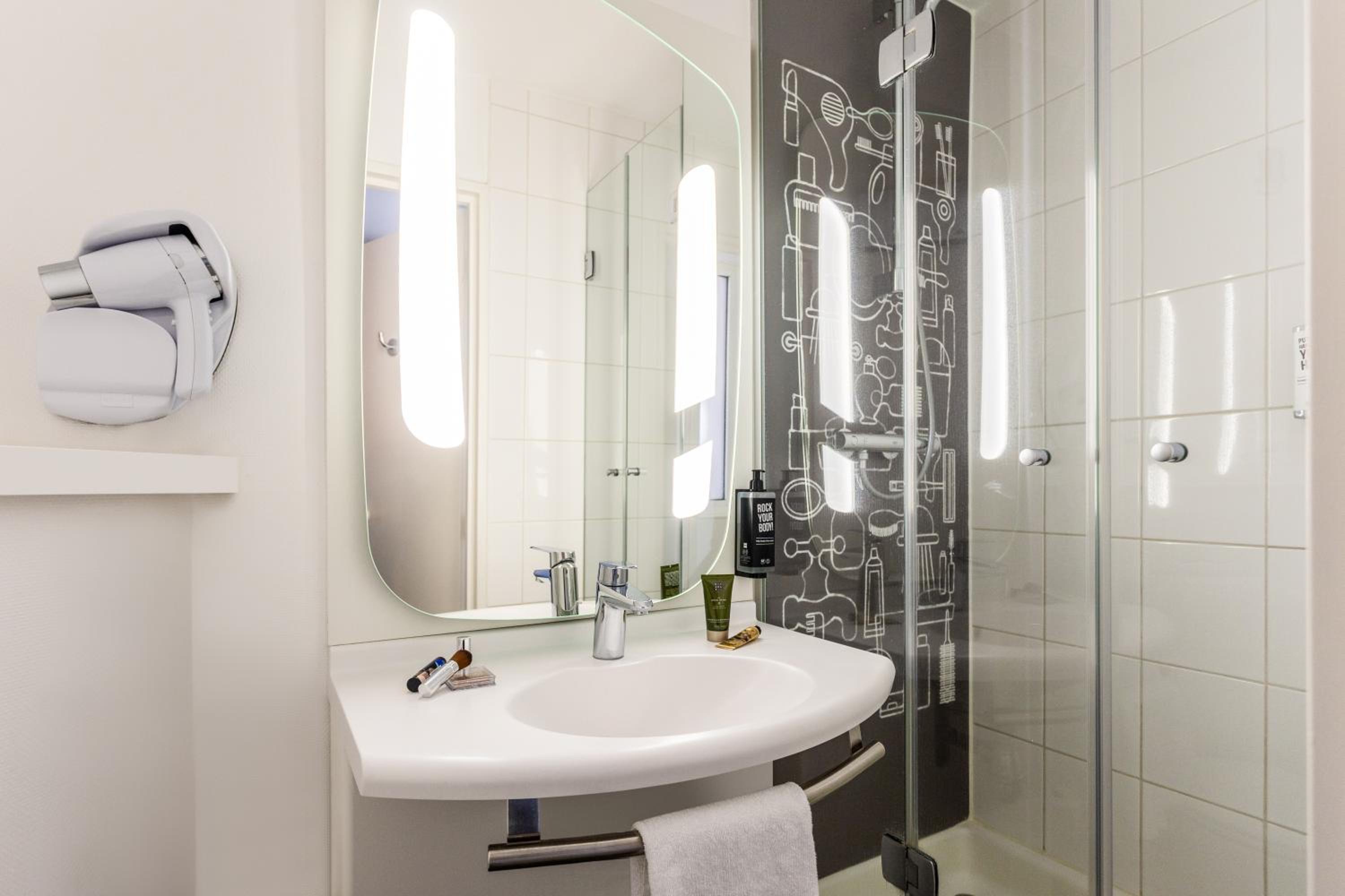 Standard Twin Room - Photo 4