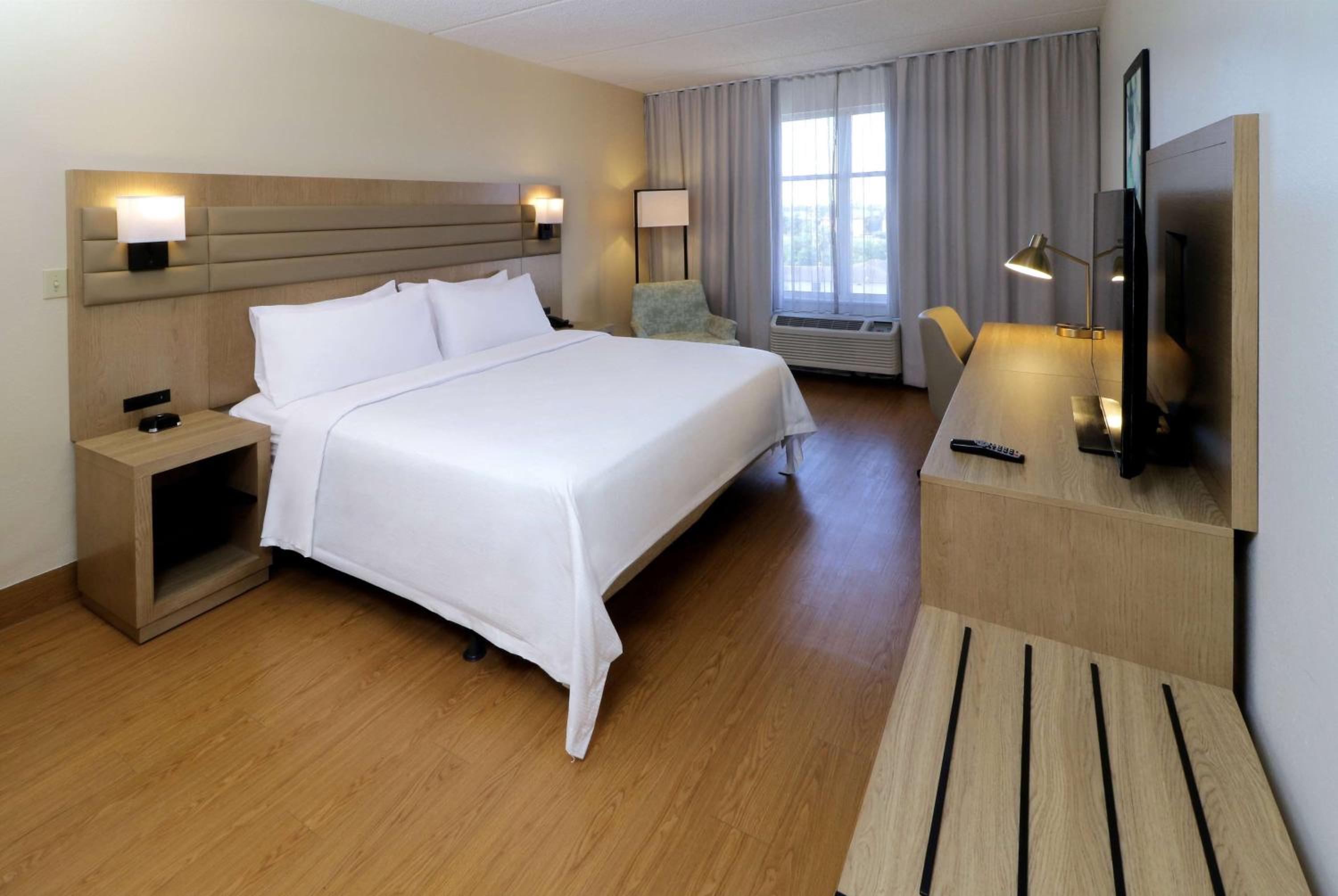 King Room - Non-Smoking - Photo 5