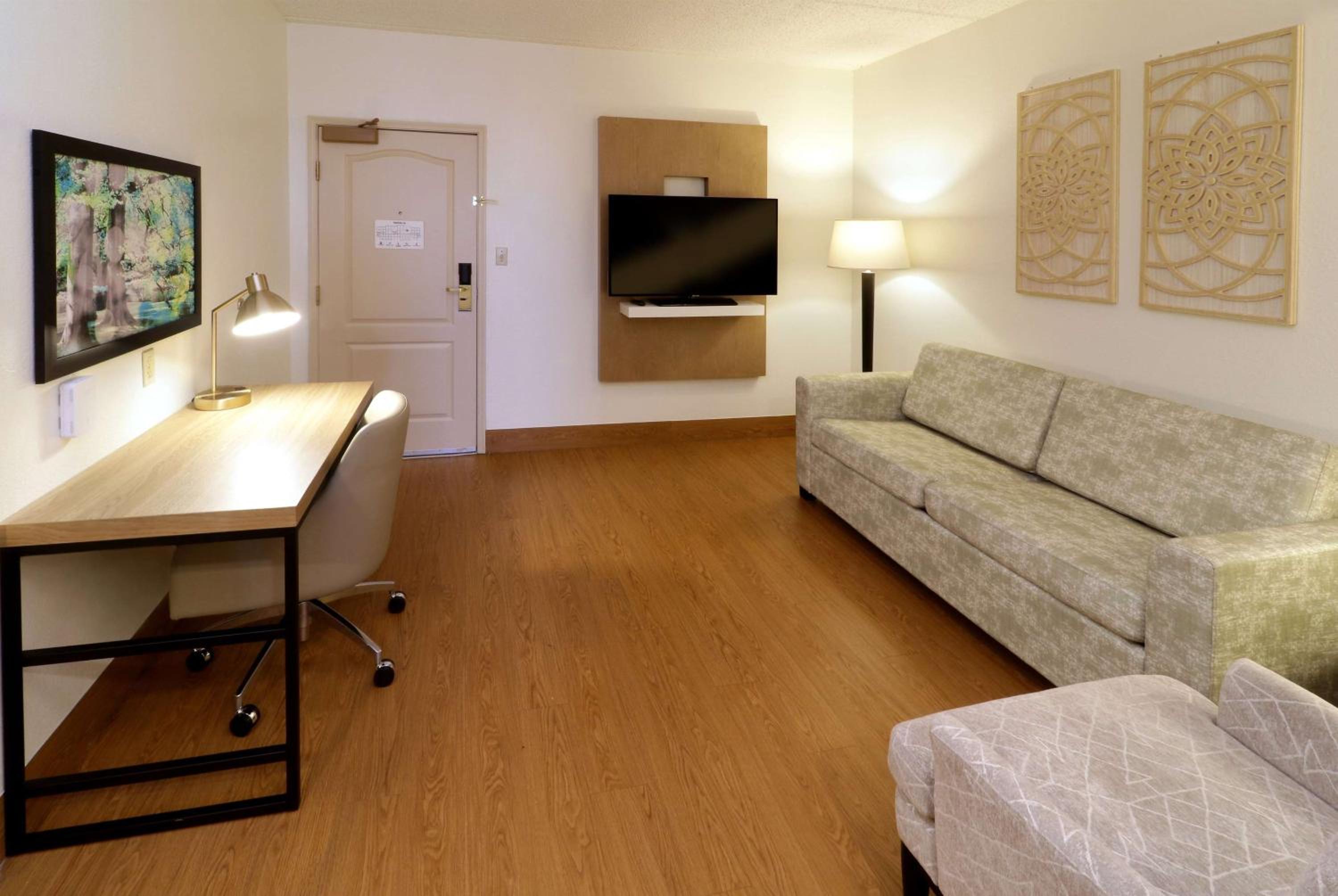 King Suite - Non-Smoking - Photo 4