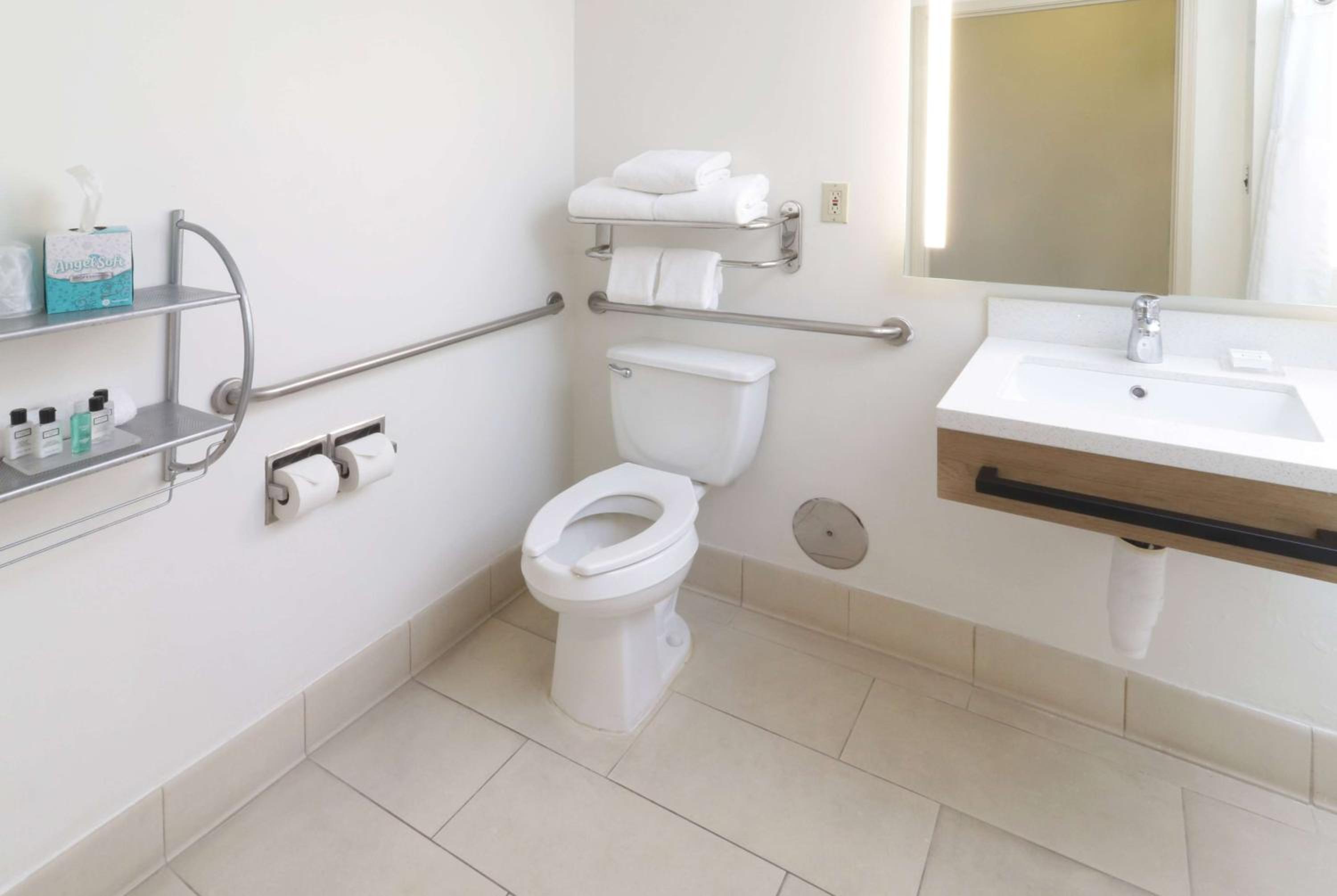 Queen Room with Two Queen Beds and Roll-In Shower - Mobility/Hearing Accessible - Non-Smoking - Photo 4