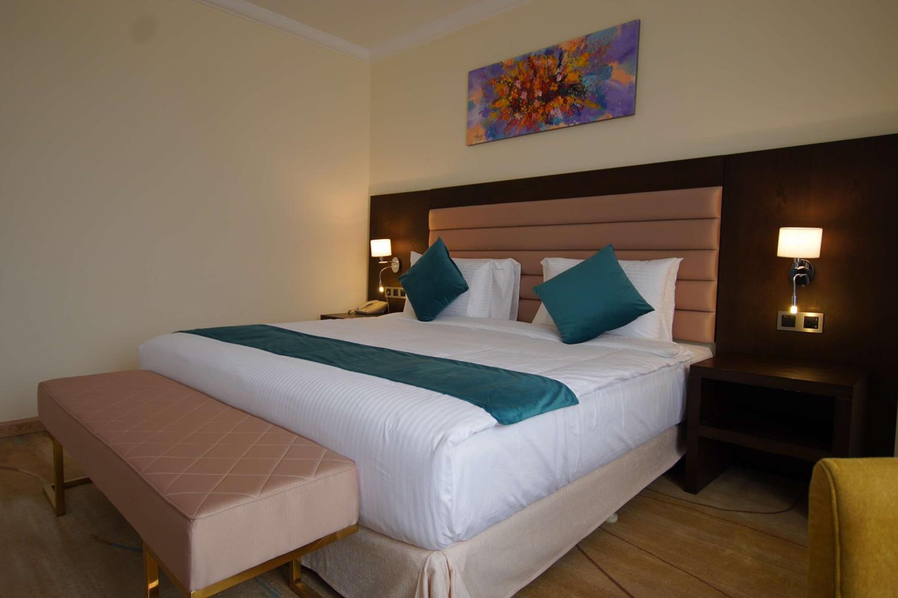 Deluxe King Room with Balcony - Non-Smoking - Photo 3
