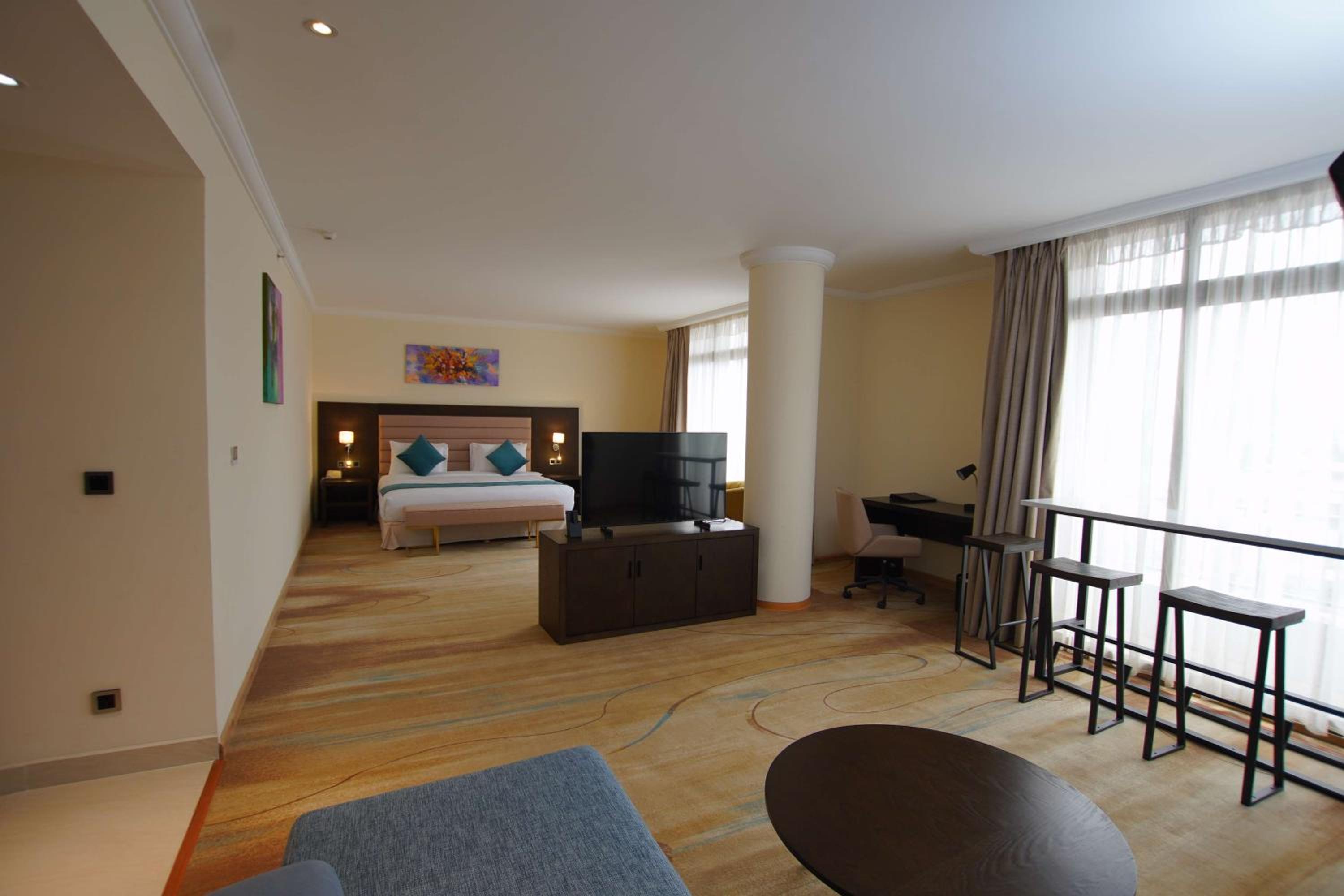 Deluxe King Room with Balcony - Non-Smoking - Photo 4