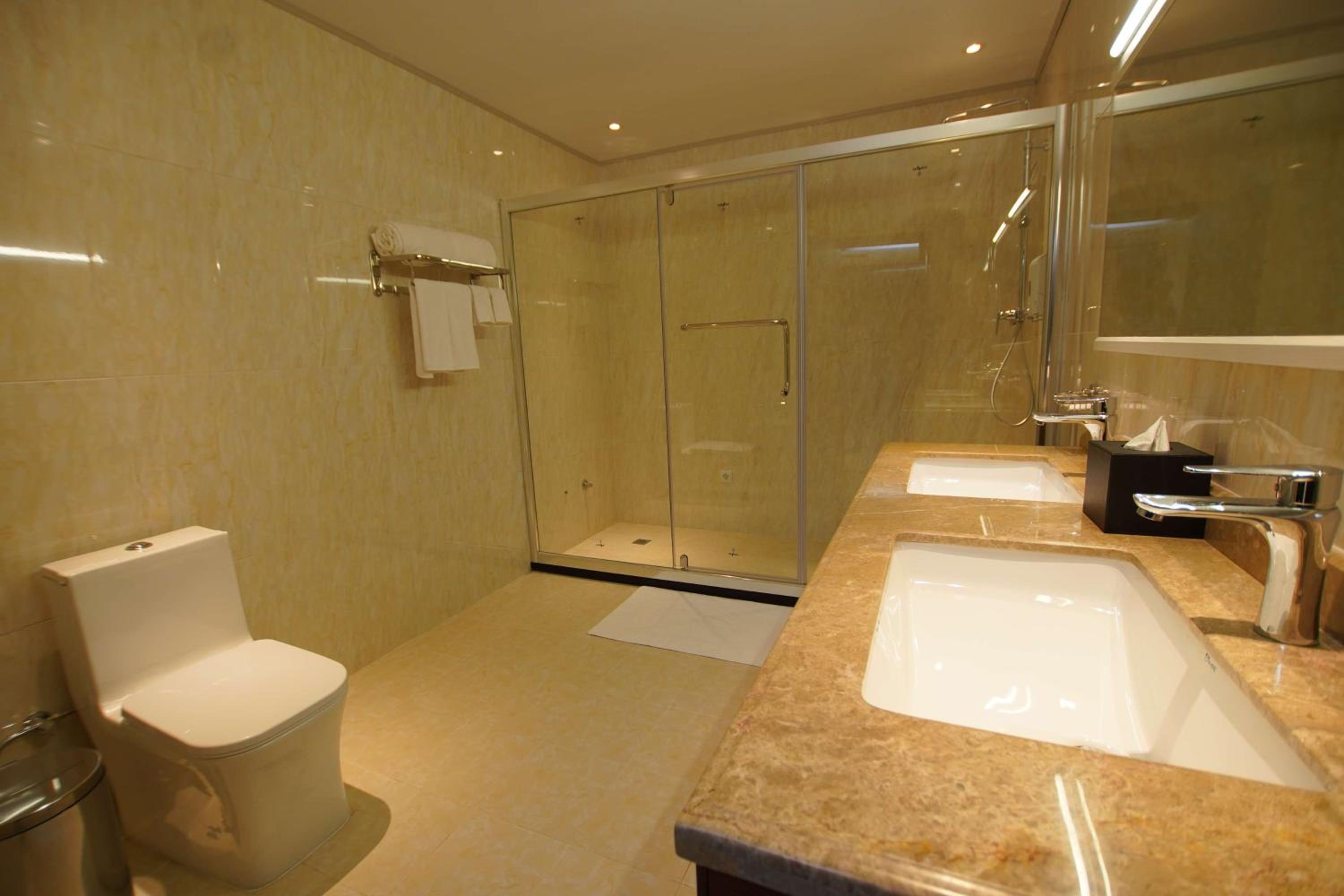 Deluxe King Room with Balcony - Non-Smoking - Photo 5