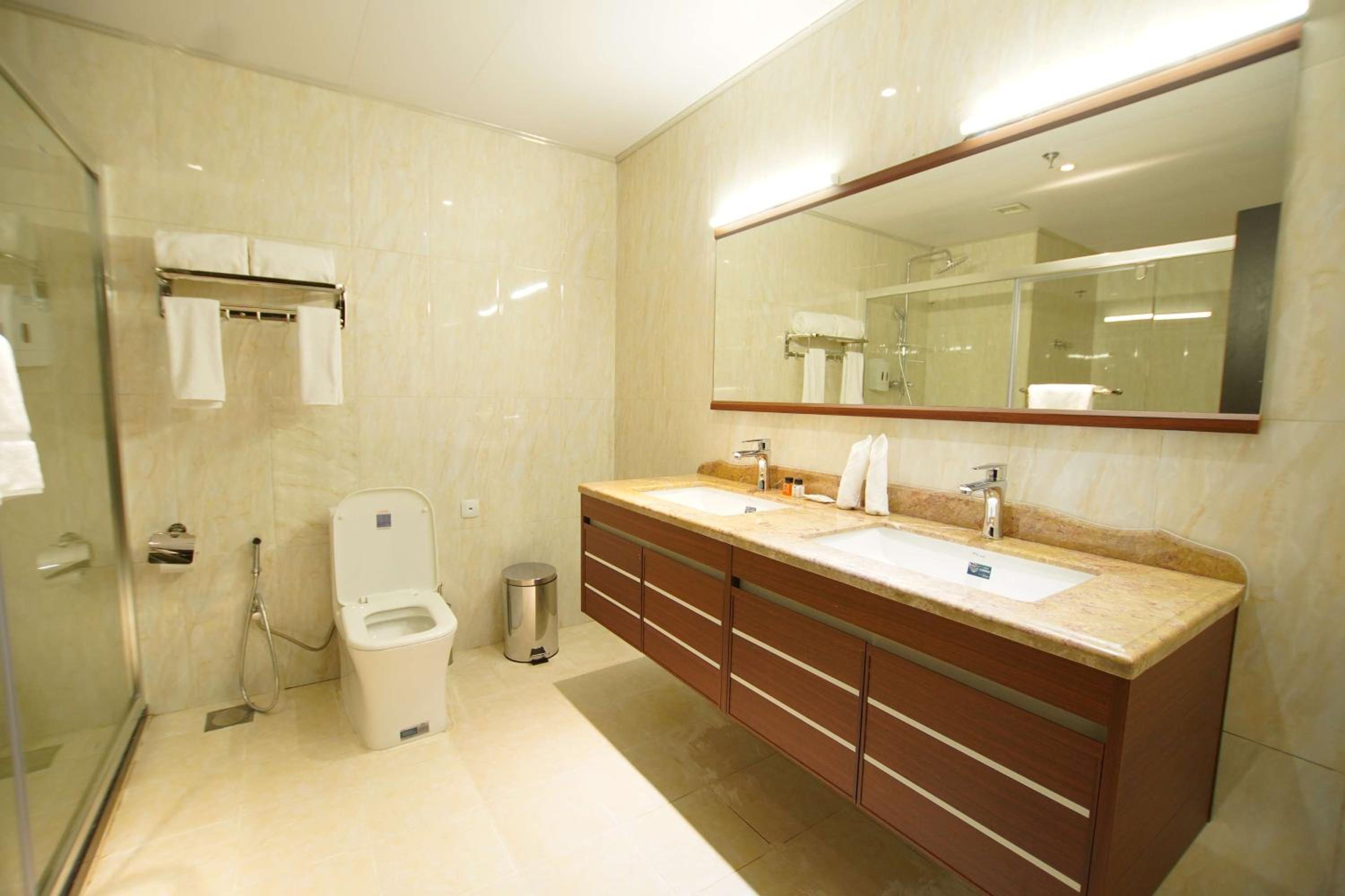 Executive King Room with Balcony - Non-Smoking - Photo 3