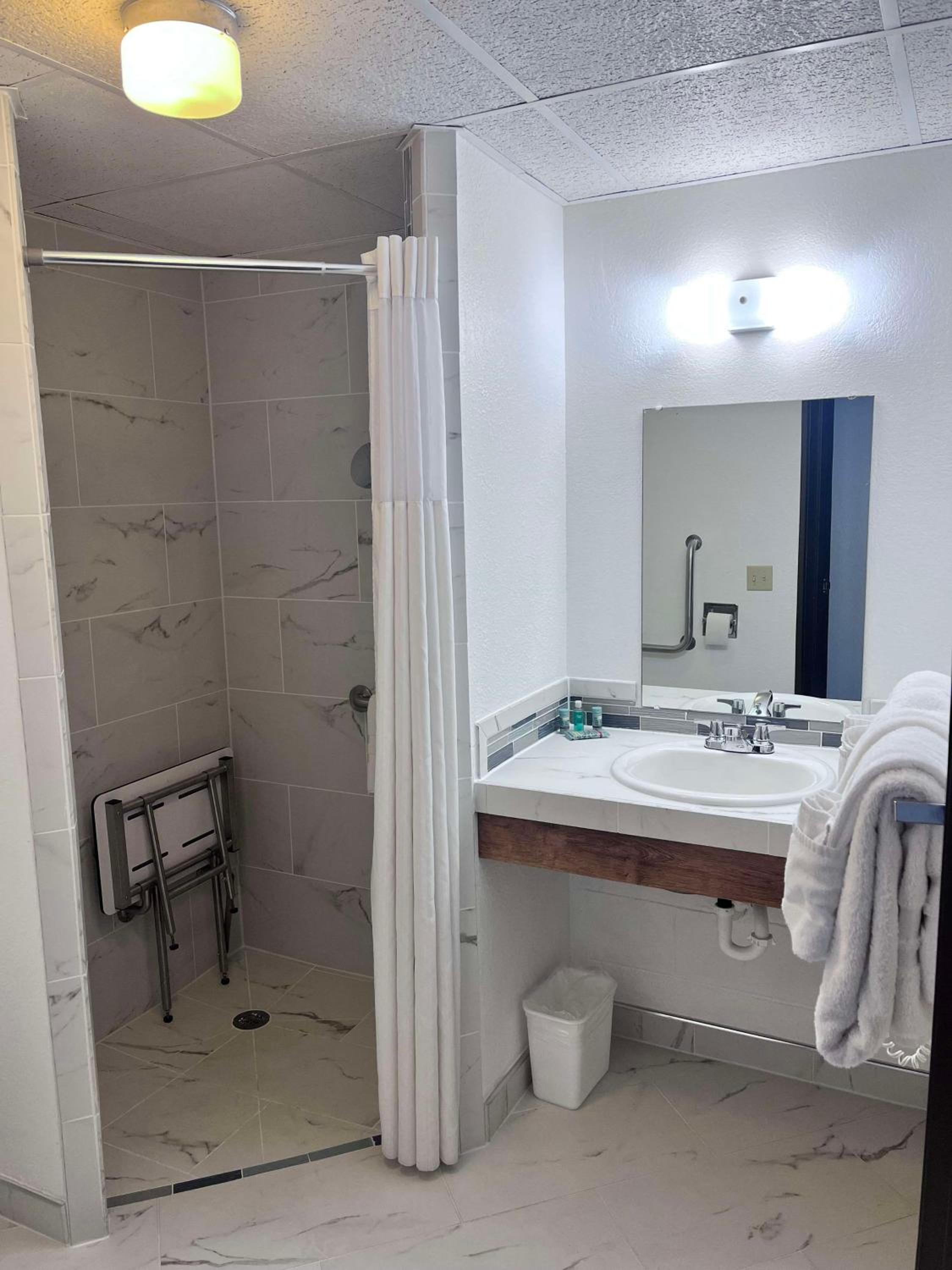 Queen Room with Roll-In Shower - Disability Access photo 2